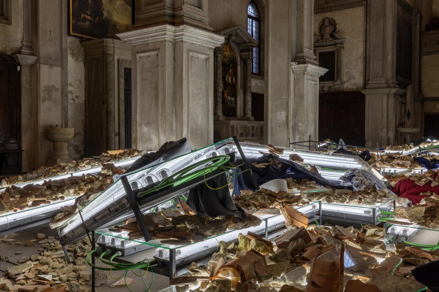 Pedro Cabrita, "Field", 2022, vue d'installation dans l'église de San Fantin.