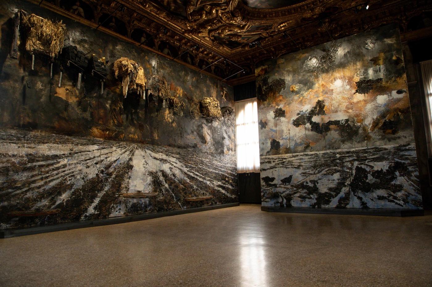 Vue de l'exposition « Anselm Kiefer : Questi scritti, quando verranno bruciati, daranno finalmente un po' di luce (Andrea Emo) » au palais des Doges.