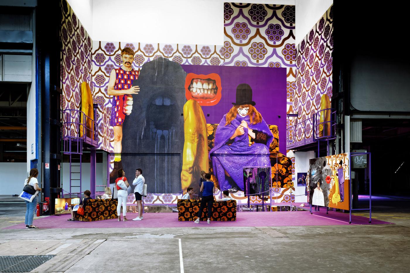 Jakob Lena Knebl et Ashley Hans Scheirl, "(Die Puppe, der goldene Finger und die Zähne: Wutanfall (La Poupée, le Doigt d’Or et les Dents: Fou de Rage), vue d'installation, Biennale de Lyon, 2019.