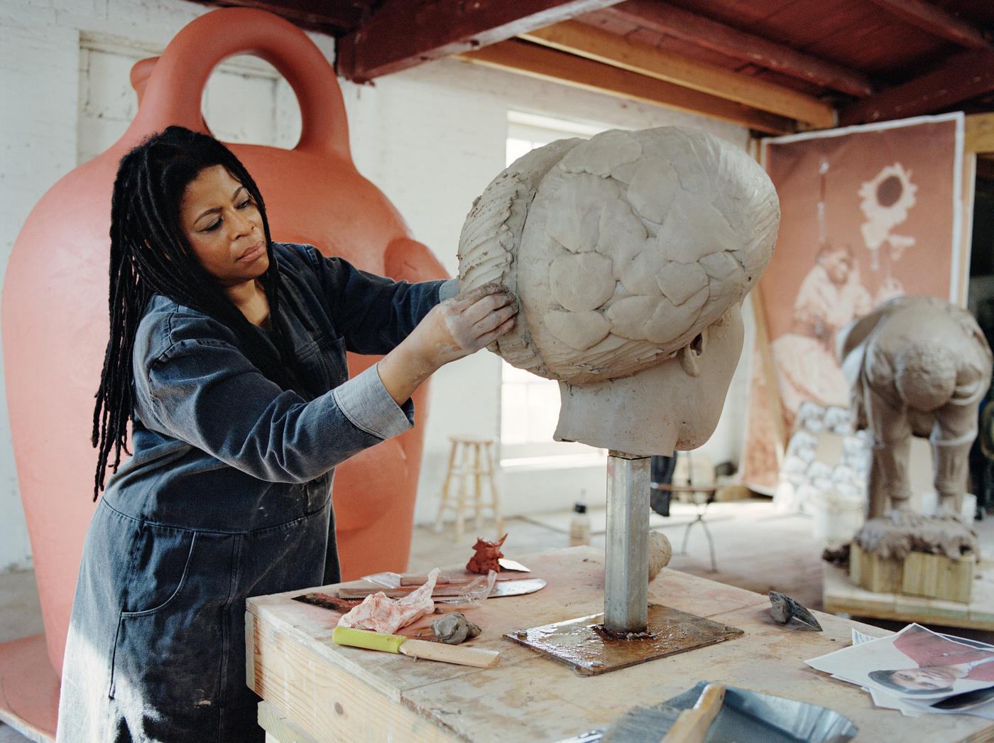 Simone Leigh dans son atelier.