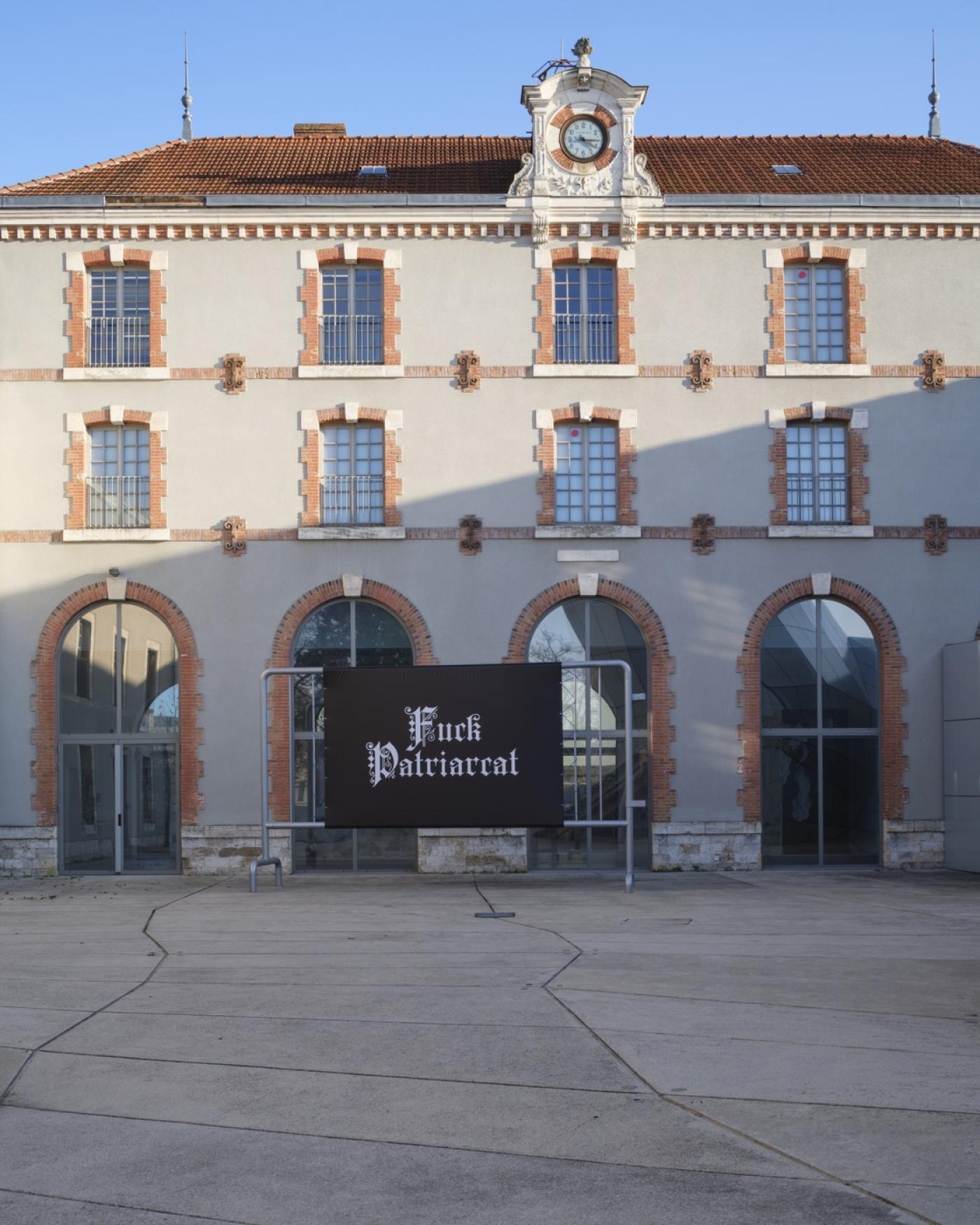 Le « Fuck Patriarcat » de Sammy Engramer volé au Frac Centre-Val de Loire