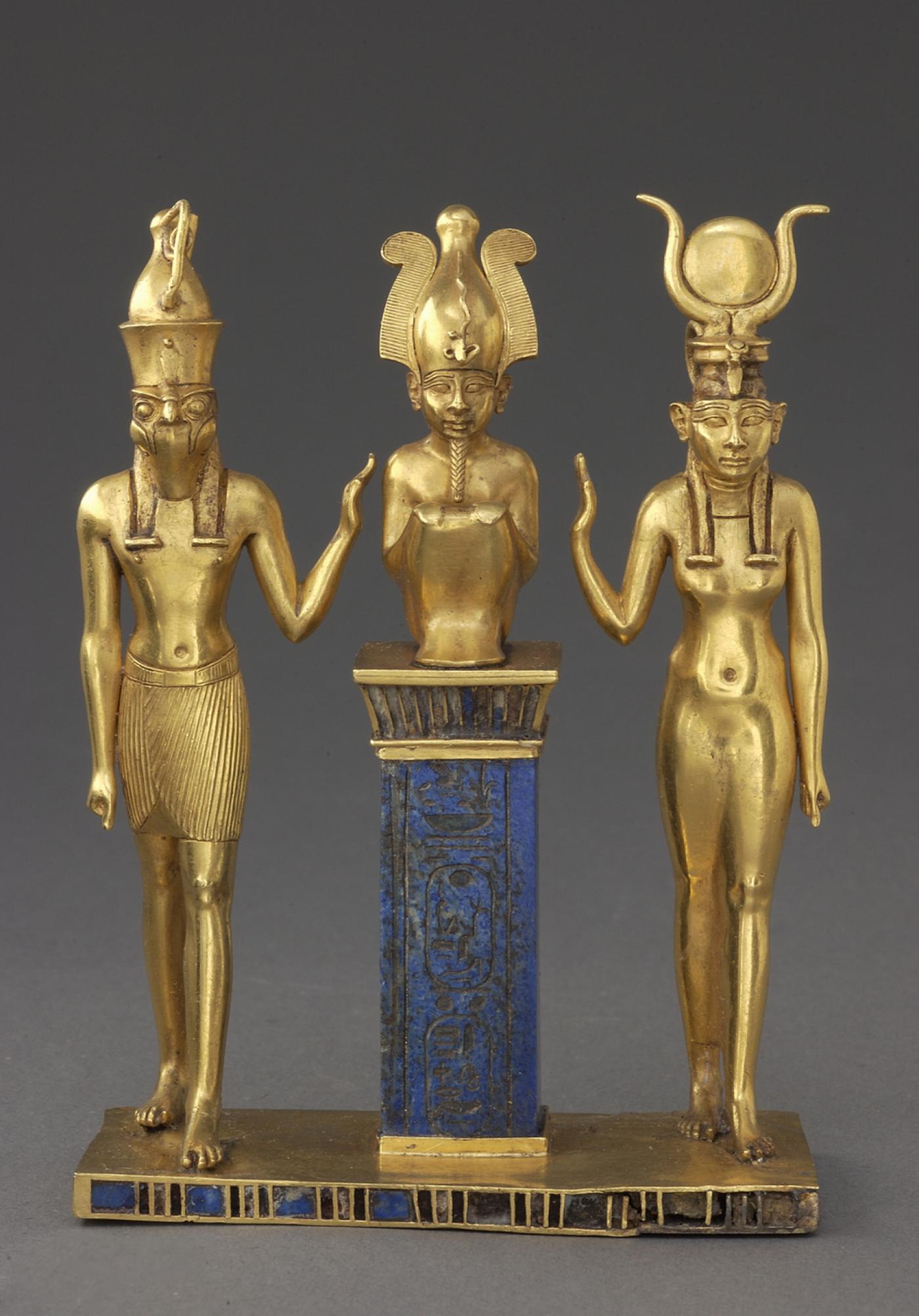 Triade d’Osorkon.
Paris, Musée du Louvre,
Département des Antiquités
égyptiennes.
Exposition « Pharaon des deux terres, l'épopée africaine des rois de Napata », jusqu'au 25 juillet 2022 au Louvre.