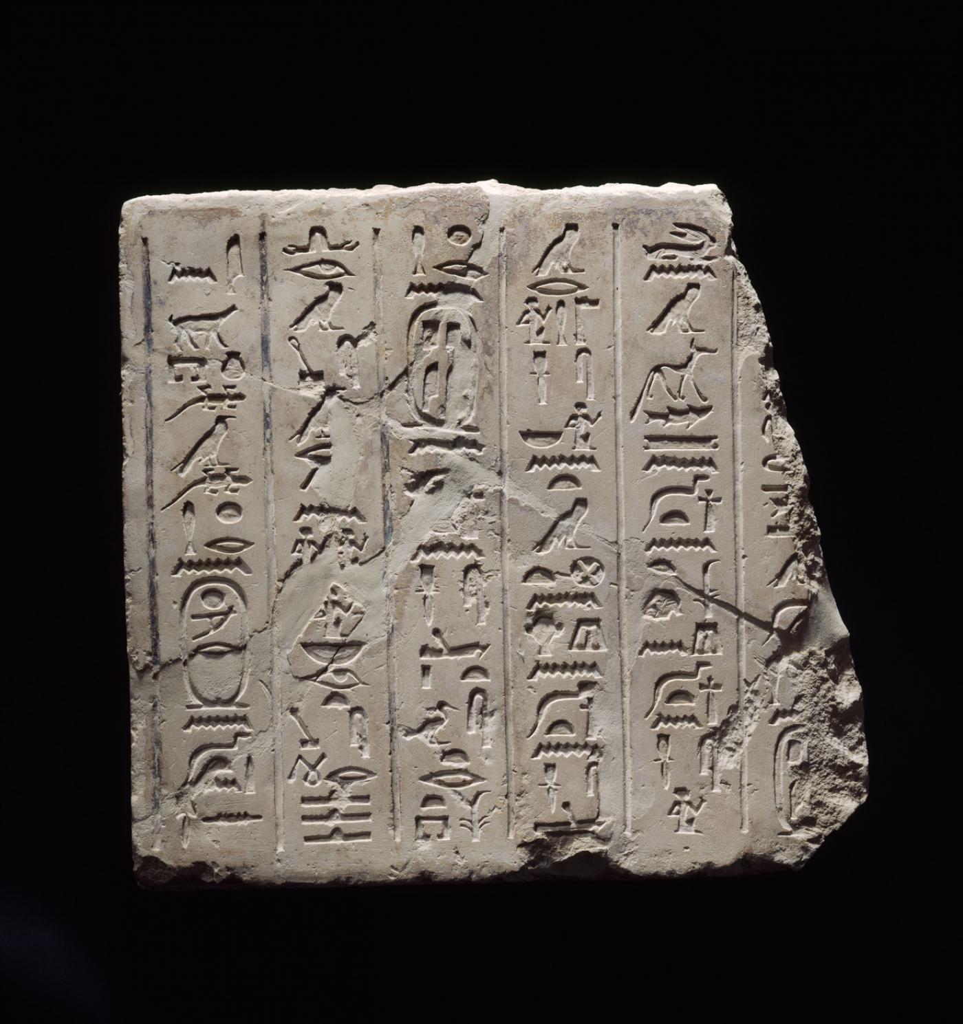 Bloc de paroi,  biographie de Tchéti, 2339 2292 avant J. C.
Exposition « Champollion, la voie des hiéroglyphes » au Louvre-Lens du 28 septembre 2022 au 16 janvier 2023.