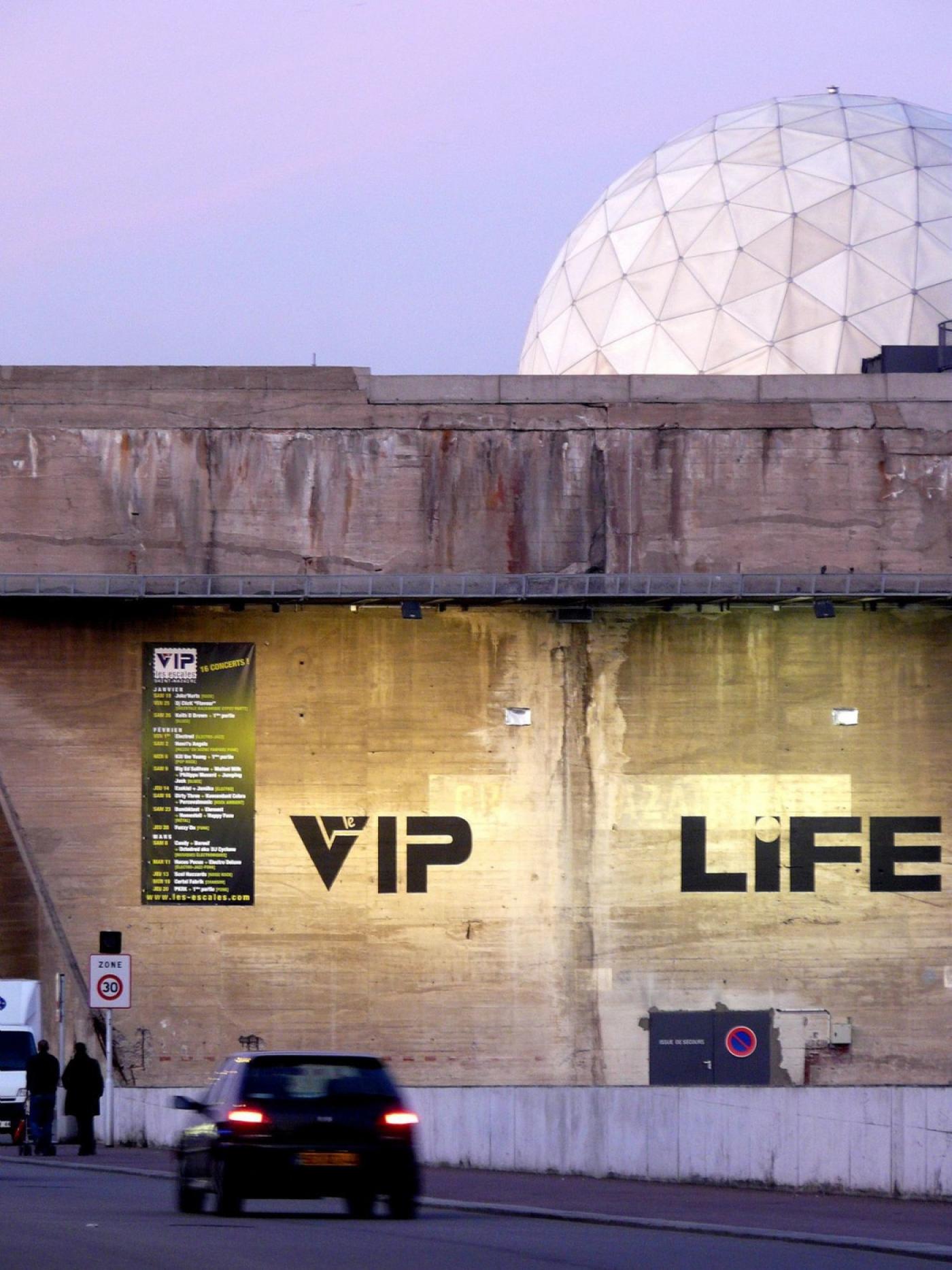 VIP LIFE extérieur base sous marine et radome.