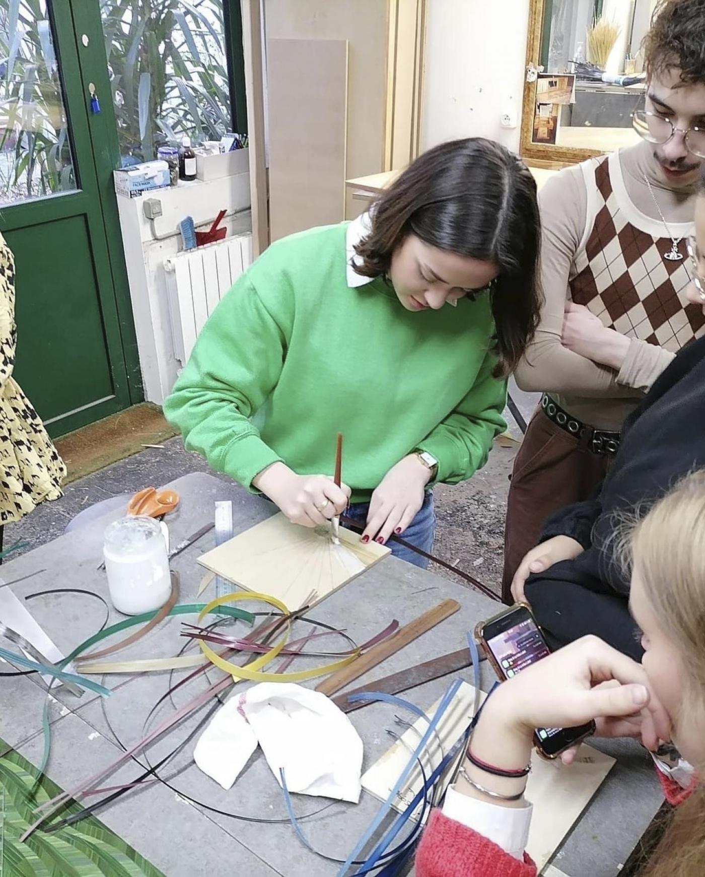 Apprentissage marqueterie de paille à l'EAC.