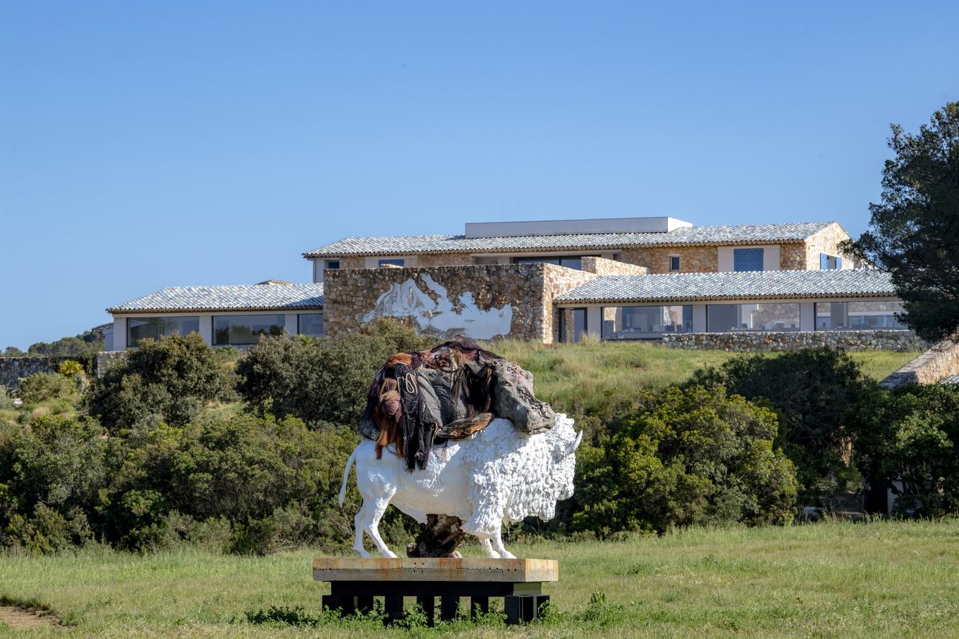 Adrián Villar Rojas, "The Most Beautiful of all Mothers (XII) (The Bison)", 2015.
Vue de l'exposition "Le Songe d’Ulysse", Villa Carmignac, Porquerolles.