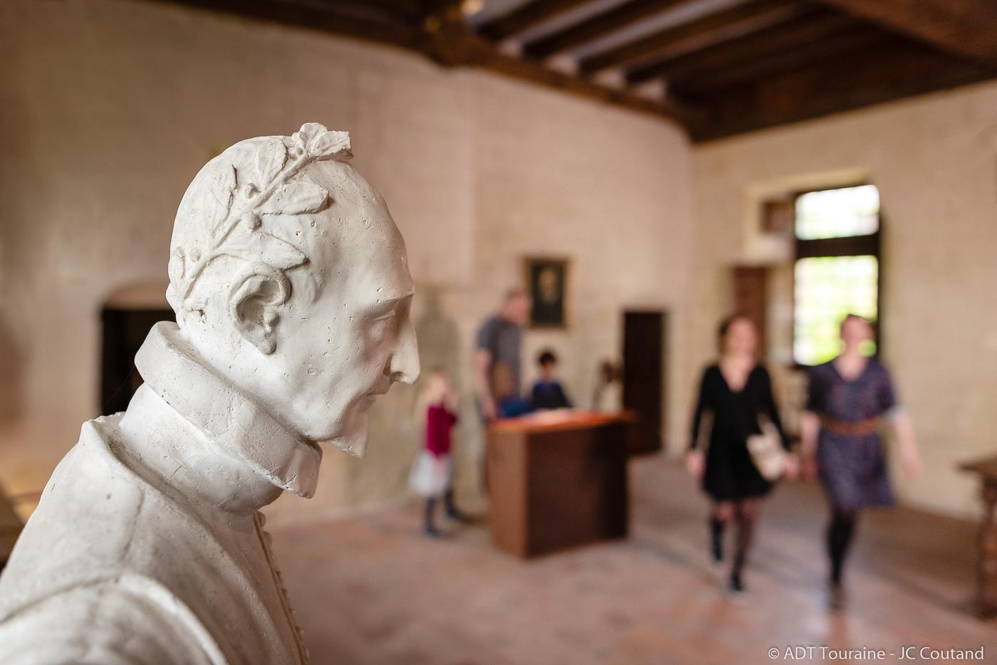 Le Prieuré Saint-Cosme demeure de Pierre de Ronsard, Indre-et-Loire. L’aménagement de la scénographie incarnera olfactivement Le Prieuré à l'époque de son célèbre occupant, ainsi que sa poésie et ses inspirations.