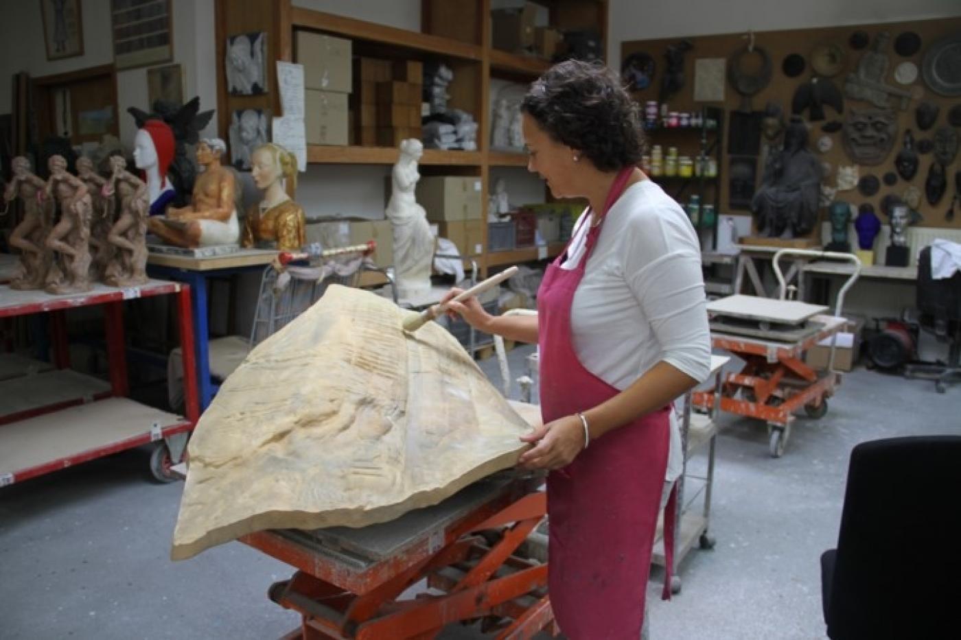 Reproduction patinée du "Panneau aux Cervidés" issu du musée de Préhistoire d’Île-de-France de Nemours.
