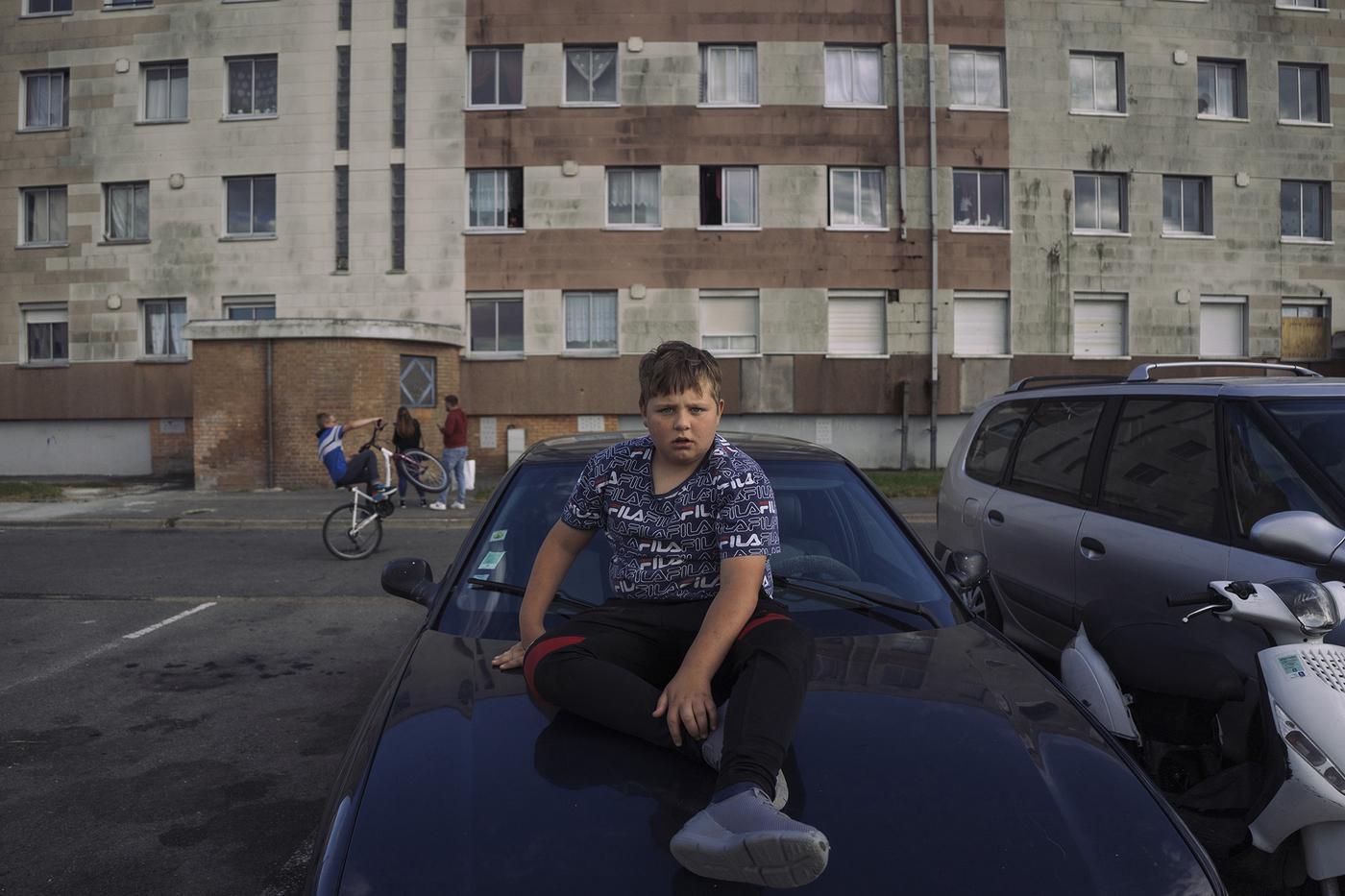 Philémon Barbier, "Valentin (10 ans) est scolarisé à l’école de la Porte de Paris, près du Fort Nieulay. Il me fait visiter la cité Constantine, sa cité, et me montre tout ce qui est laissé à l’abandon. Valentin adore la photographie, il a fait des ateliers avec son école qui l’ont passionné". Calais, le 5 juin 2020.