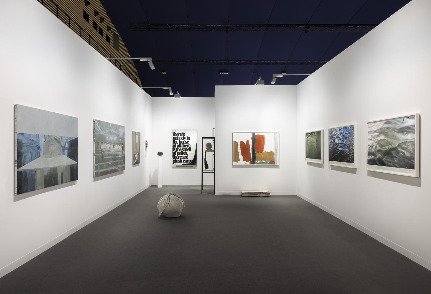 Vue du stand de la galerie Raffaella Cortese.