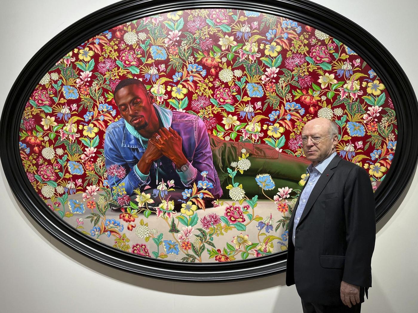 Daniel Templon pose devant une oeuvre de Kehinde Wiley, "Christian Martyr Tarcisius (El Hadji Malick Gueye)", (2022).