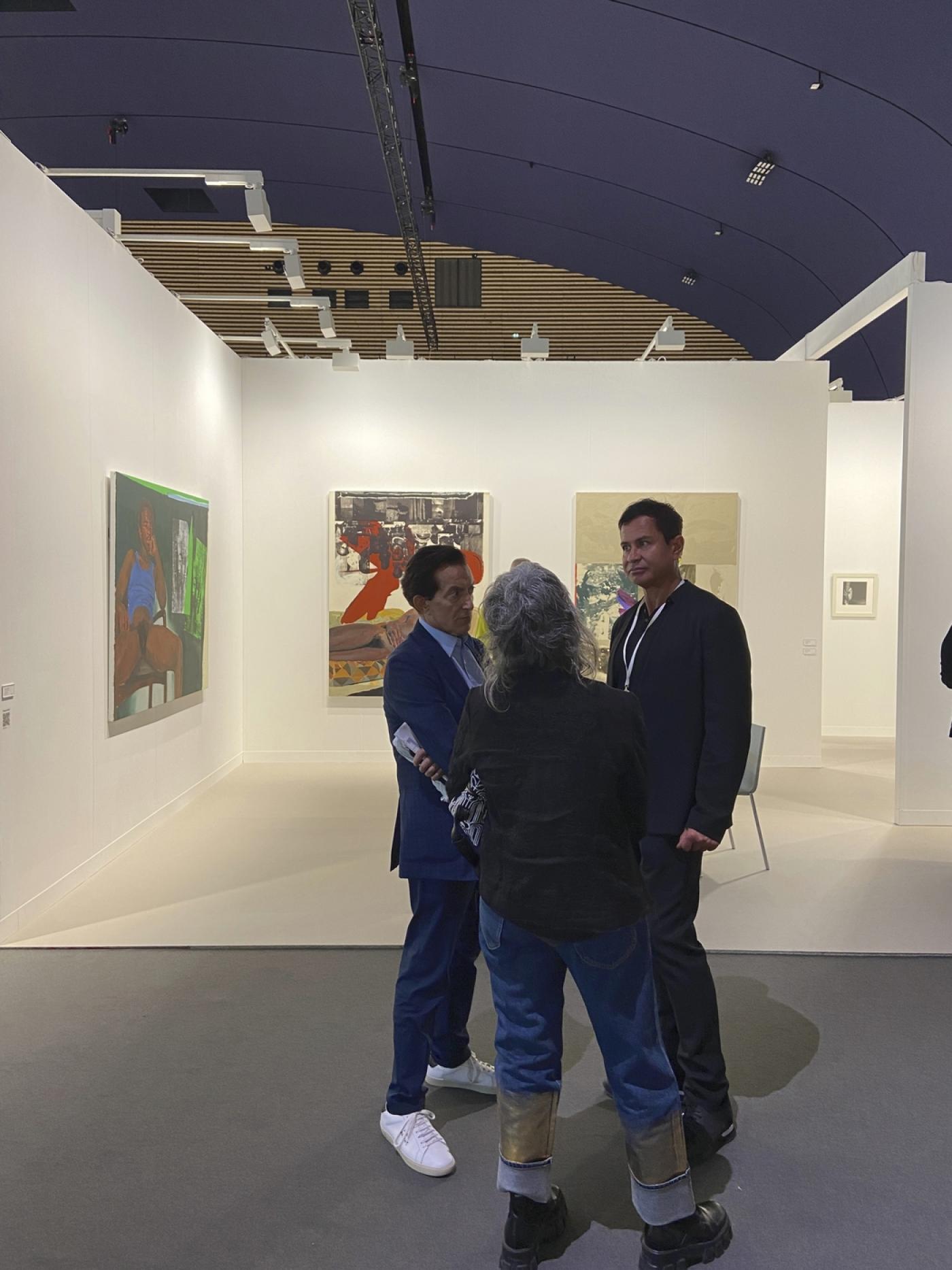 David Gill devant le stand de la galerie Victoria Miro.