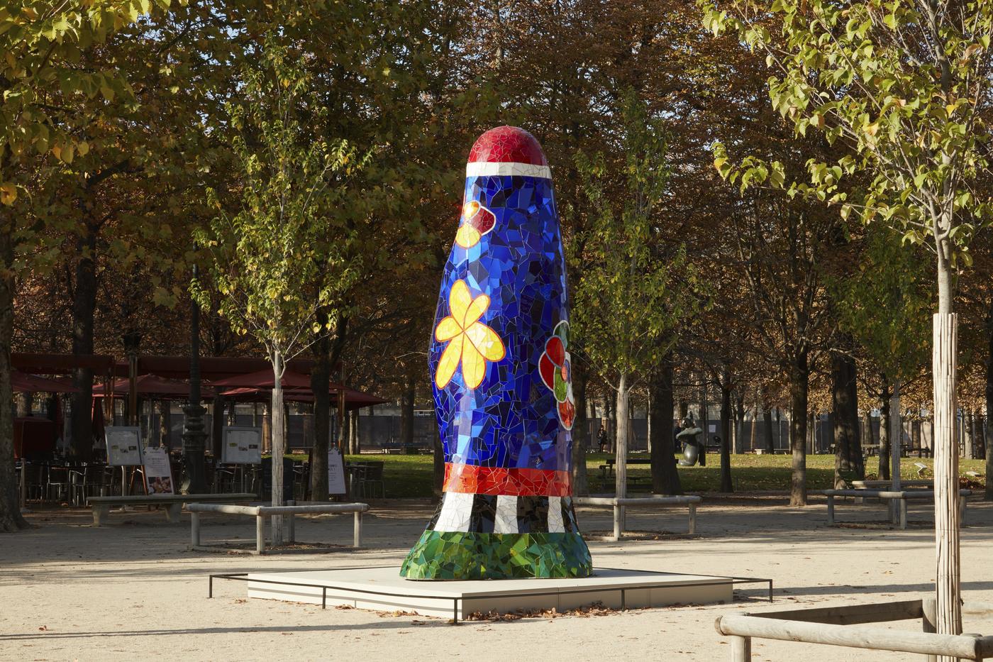 Niki de Saint Phalle, « Obélisque bleu avec fleurs », 1992,  fibre de verre, résine, vitraux et miroirs, armature en acier, 400 x 180 x 180 cm. Galerie Georges Philippe et Nathalie Vallois, jardin des Tuileries, Paris.