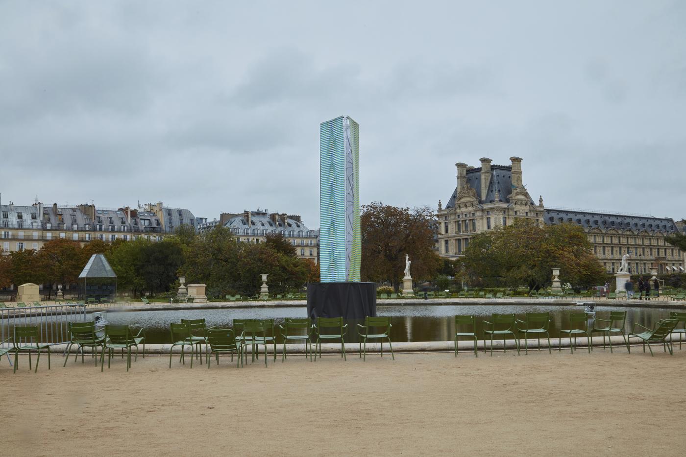 Carlos Cruz Diez, Colonne Chromointerférente, jardin des Tuileries,Paris. Galleria Continua.



