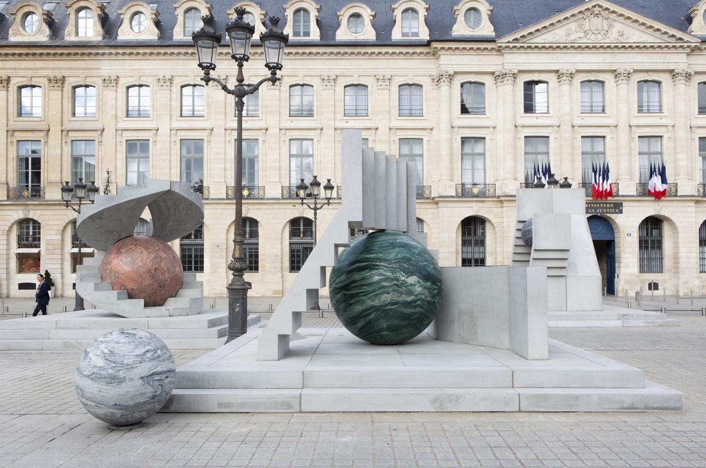 Alicja Kwade « Au cours des mondes », 2022, Installation.
Curated by • Commissariat par Jérôme Sans.
Dans le cadre du programme « Sites » de Paris+ par Art Basel et avec le soutien de kamel mennour.
Place Vendôme, Paris, 19 octobre – 13 novembre 2022.
