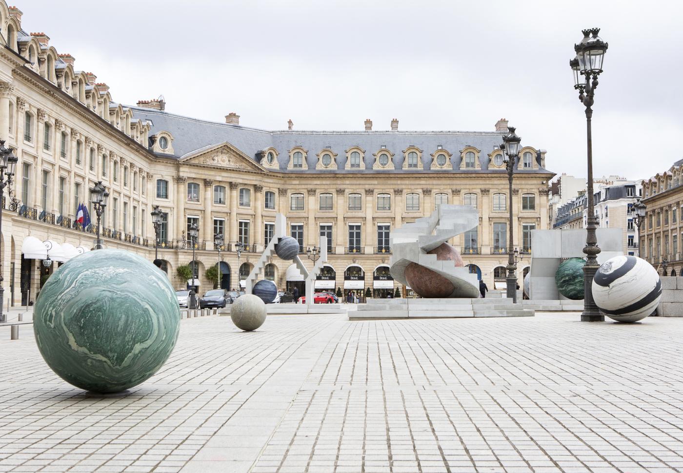 Alicja Kwade « Au cours des mondes », 2022, Installation.
Curated by • Commissariat par Jérôme Sans.
Dans le cadre du programme « Sites » de Paris+ par Art Basel et avec le soutien de kamel mennour.
Place Vendôme, Paris, 19 octobre – 13 novembre 2022.



