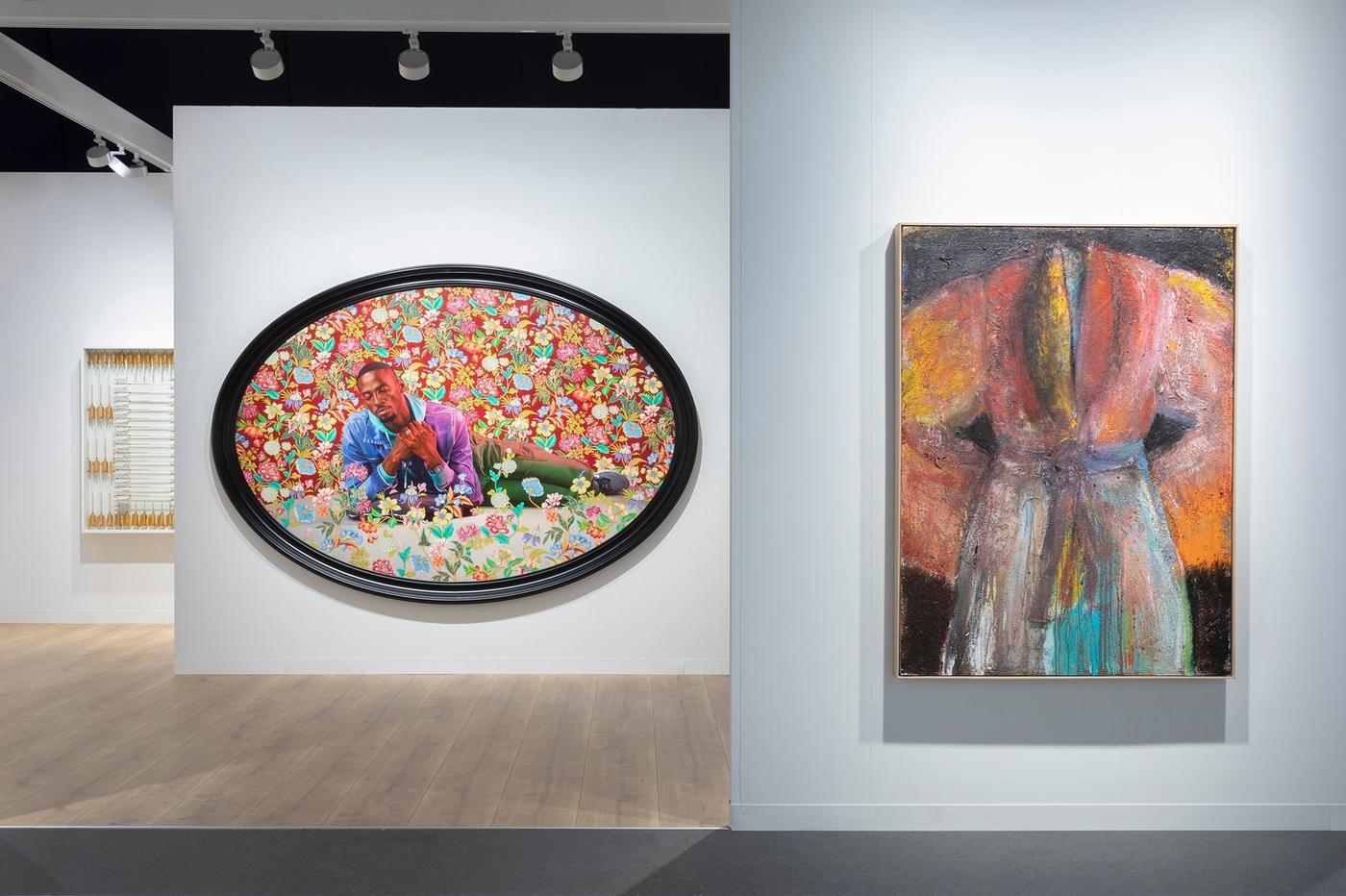 Paris+ par Art Basel 2022.
Vue du stan de la galerie Templon.
De gauche à droite : Kehinde Wiley, "Christian Martyr Tarcisius (El Hadji Malick Gueye)" (2022), Jim Dine "The Winter solstice" (2021).