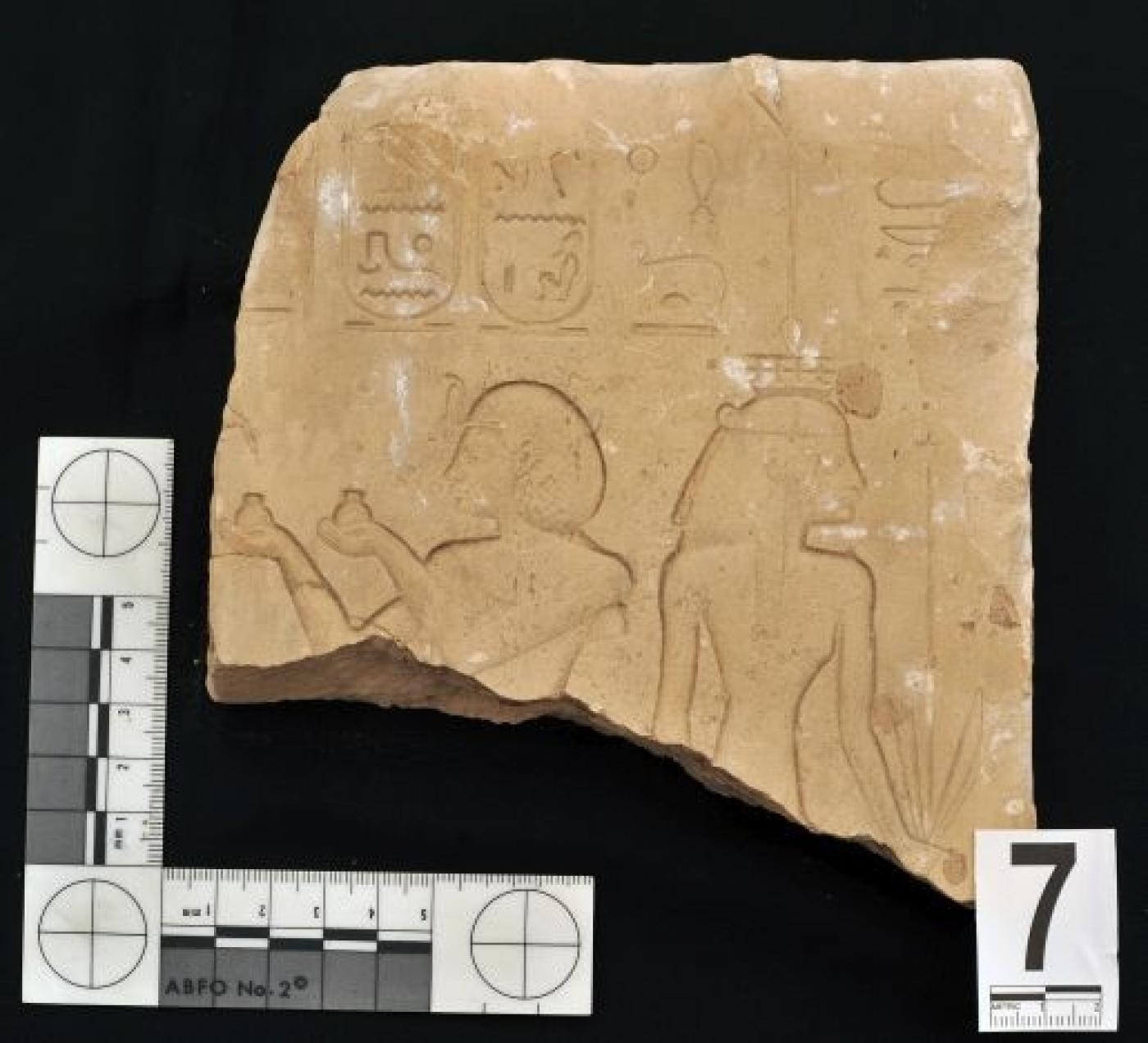 Restitution d’un lot de 32 biens culturels antiques, datant de la période pharaonique et de l’époque romaine, à l’Égypte
en juin 2015. Stèle fragmentaire avec scènes de culte Roi Siptah - DéesseThèbes, Nouvel Empire, fin XIXe dynastie.