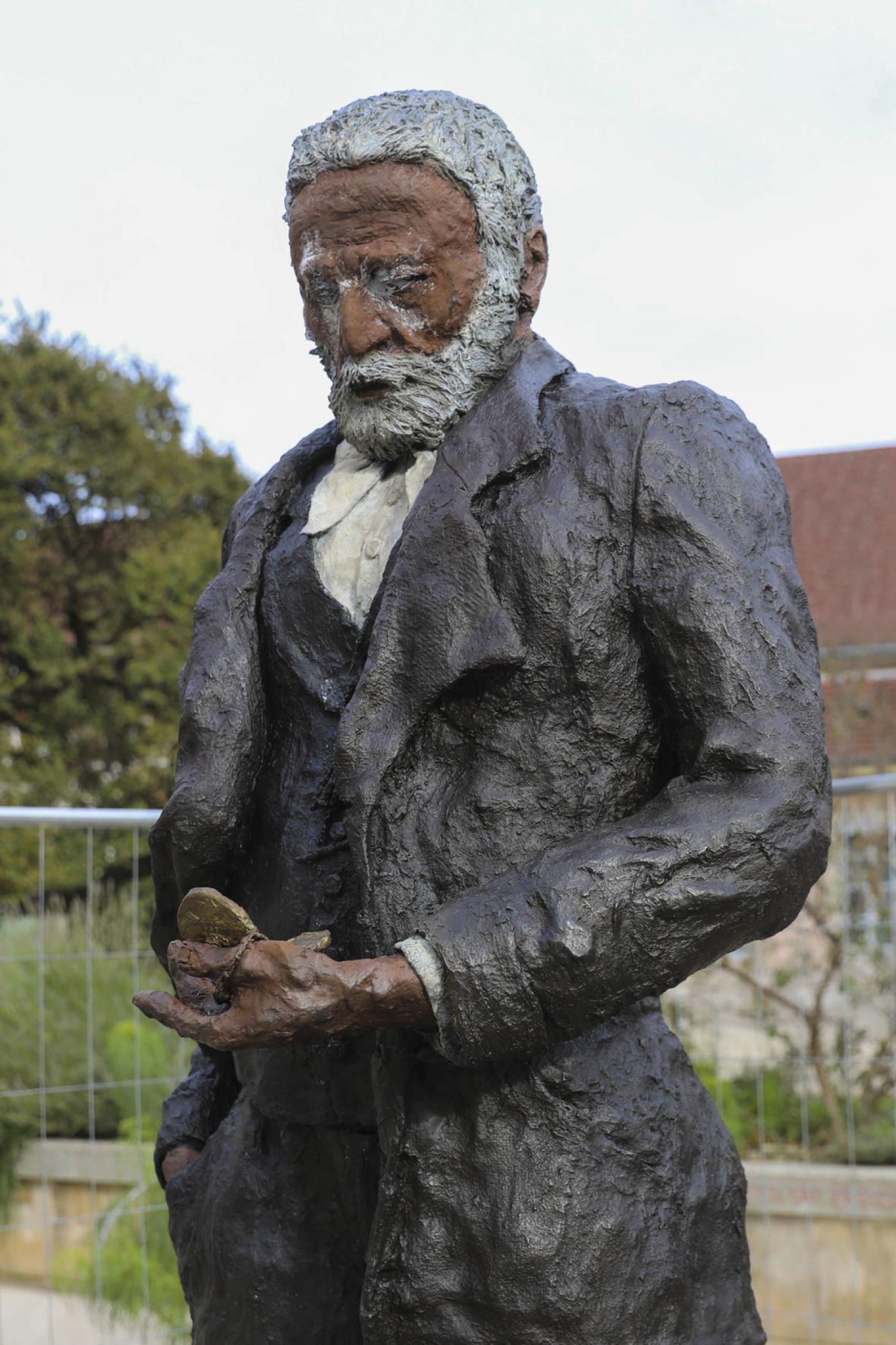 La sculpture de Victor Hugo par Ousmane Sow vandalisée à Besançon.
