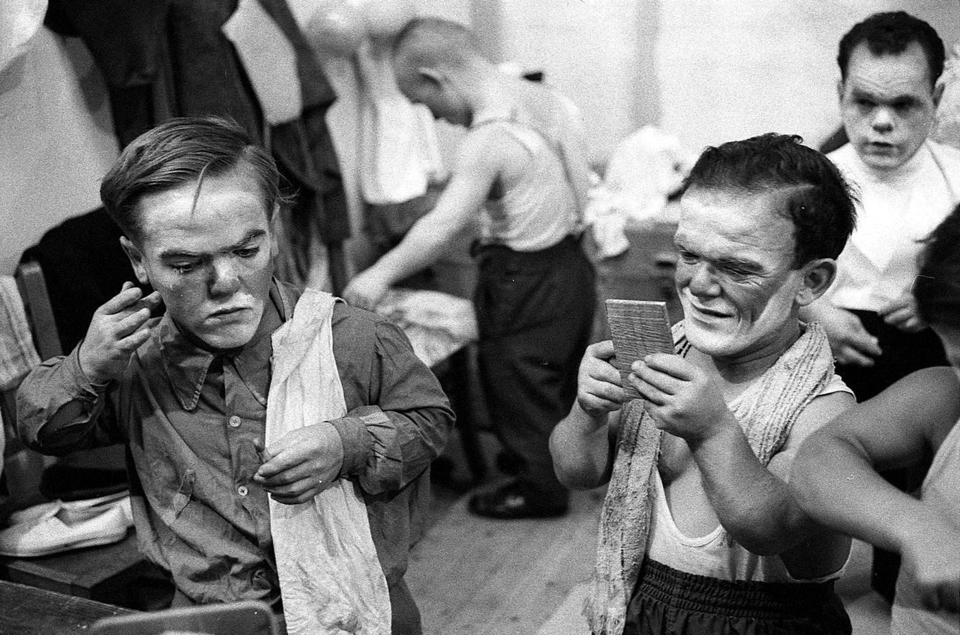 Paul de Cordon, "La Loge des clowns, Ringling Bros, Barnum and Bailey Circus, Lille", 1963.