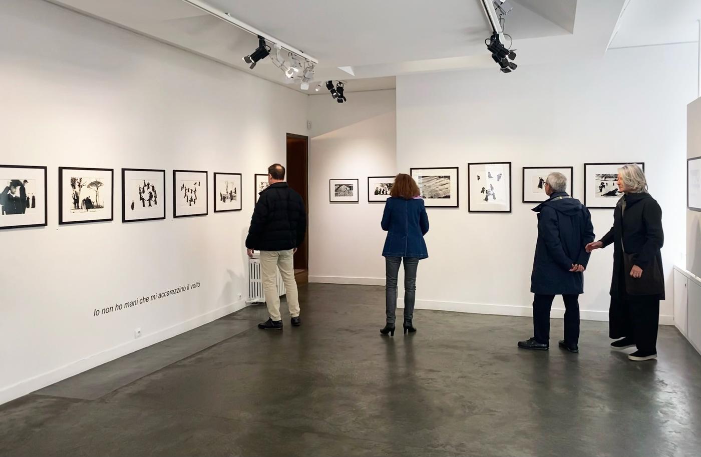 Mario Giacomelli, Vue de l'exposition  "Petits prêtre, Io non ho mani che mi accarezzino il volto, je n’ai pas de mains qui me caressent le visage" à la galerie Berthet-Aittouarès.