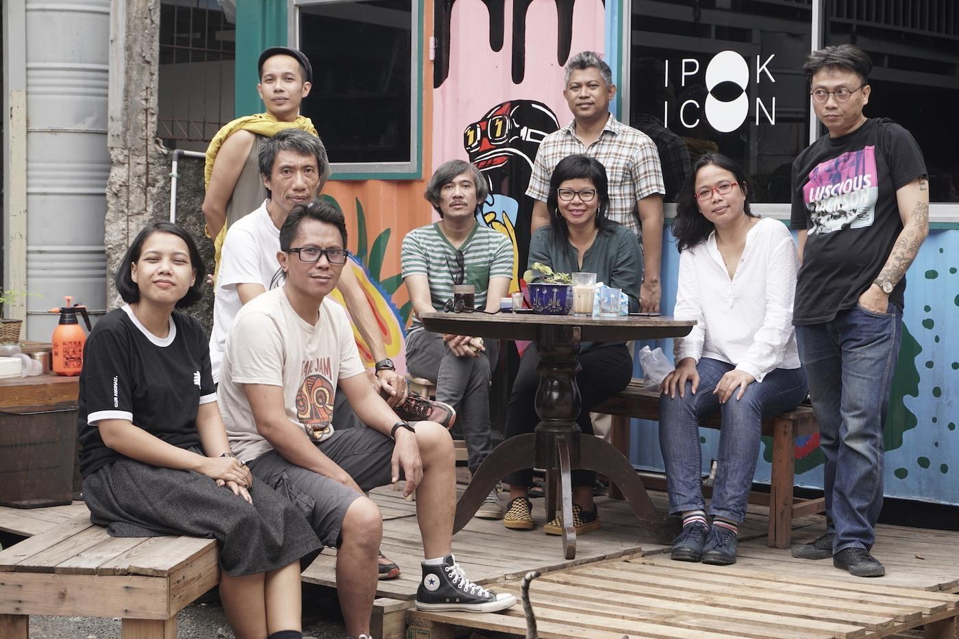 Les membres du collectif Ruangrupa, Ajeng Nurul Aini, Farid Rakun, Iswanto Hartono, Mirwan Andan, Indra Ameng, Ade Darmawan, Daniella Fitria Praptono, Julia Sarisetiati, et Reza Afisina.
