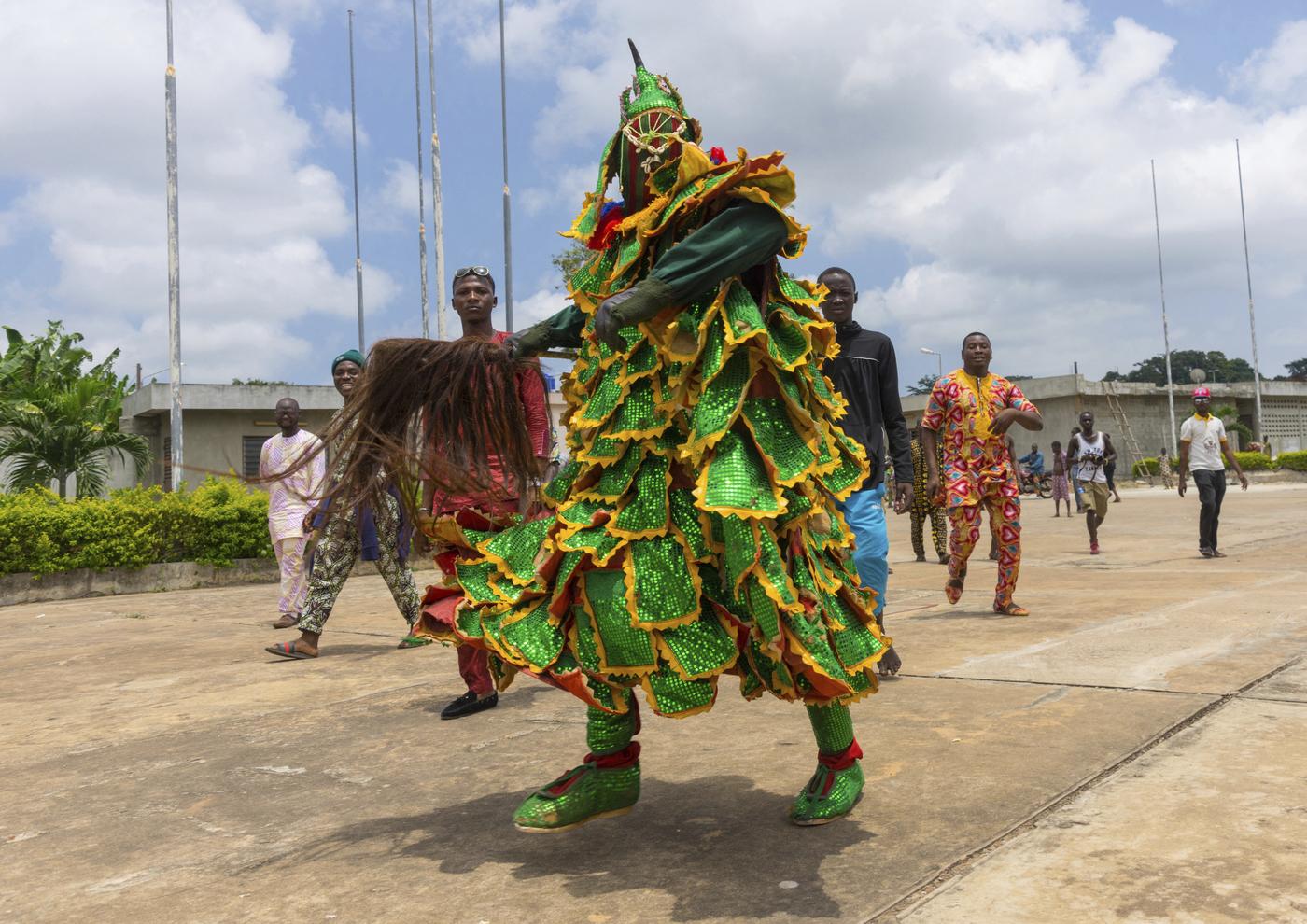 Dans une galerie de Cotonou, un objet sacré crée la polémique