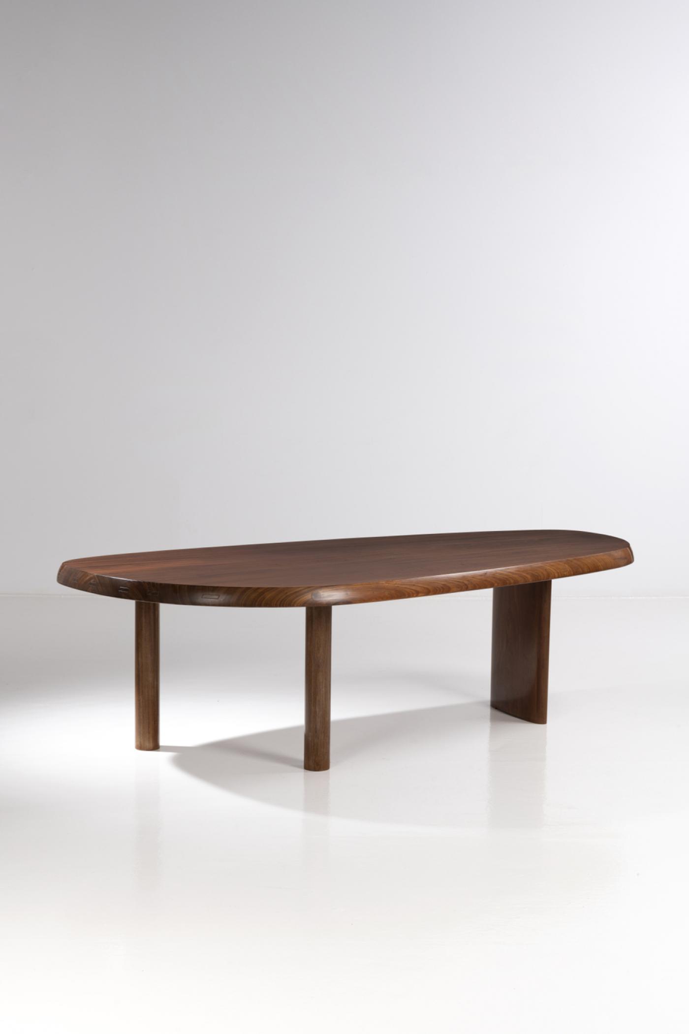 Perriand, Table forme libre dite feuille vendue chez Christie's.