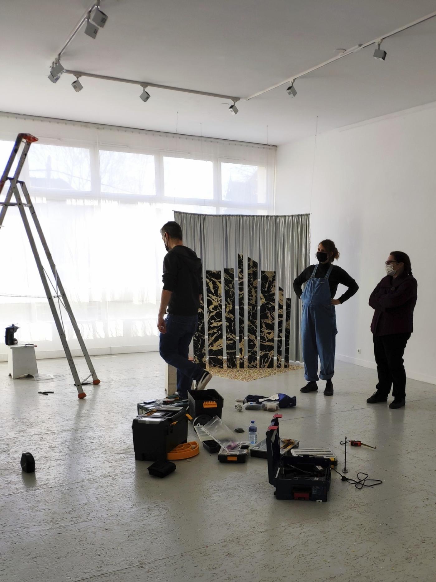 Sur le montage de « Time is on my side », exposition personnelle de Laure Wauters à l’espace d'art contemporain Camille Lambert à Juvisy-sur-Orge en 2021.