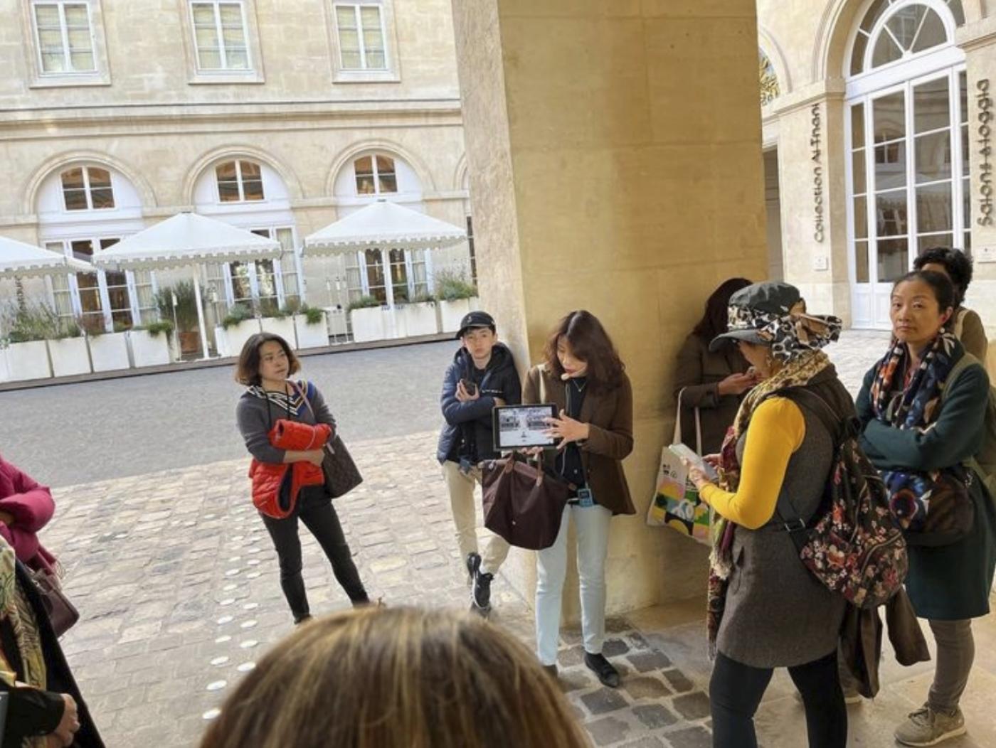 Yinglai Gong donnant une visite guidée de l’Hôtel de la Marine à Paris.