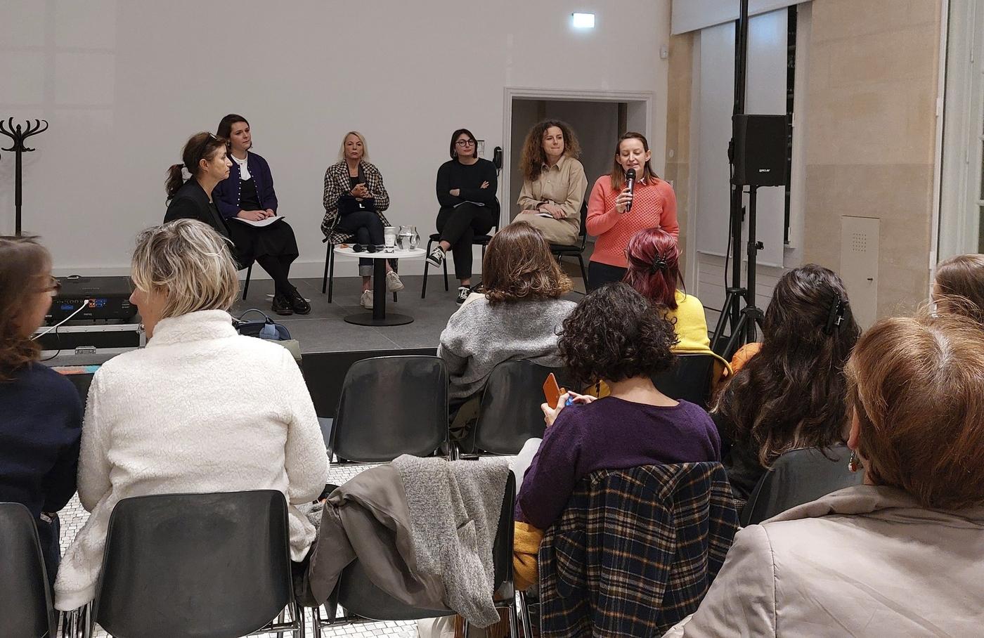 Table-ronde "Musées et matrimoine : quand le féminisme interpelle les institutions culturelles" au musée Carnavalet (Paris) avec, de gauche à droite, Catherine Tambrun, Mathilde Leïchlé, Laure Adler, Juliette Lagny (association musé·e·s), Matylda Taszycka (association AWARE), Susanna Muston / Association musé·e·s.