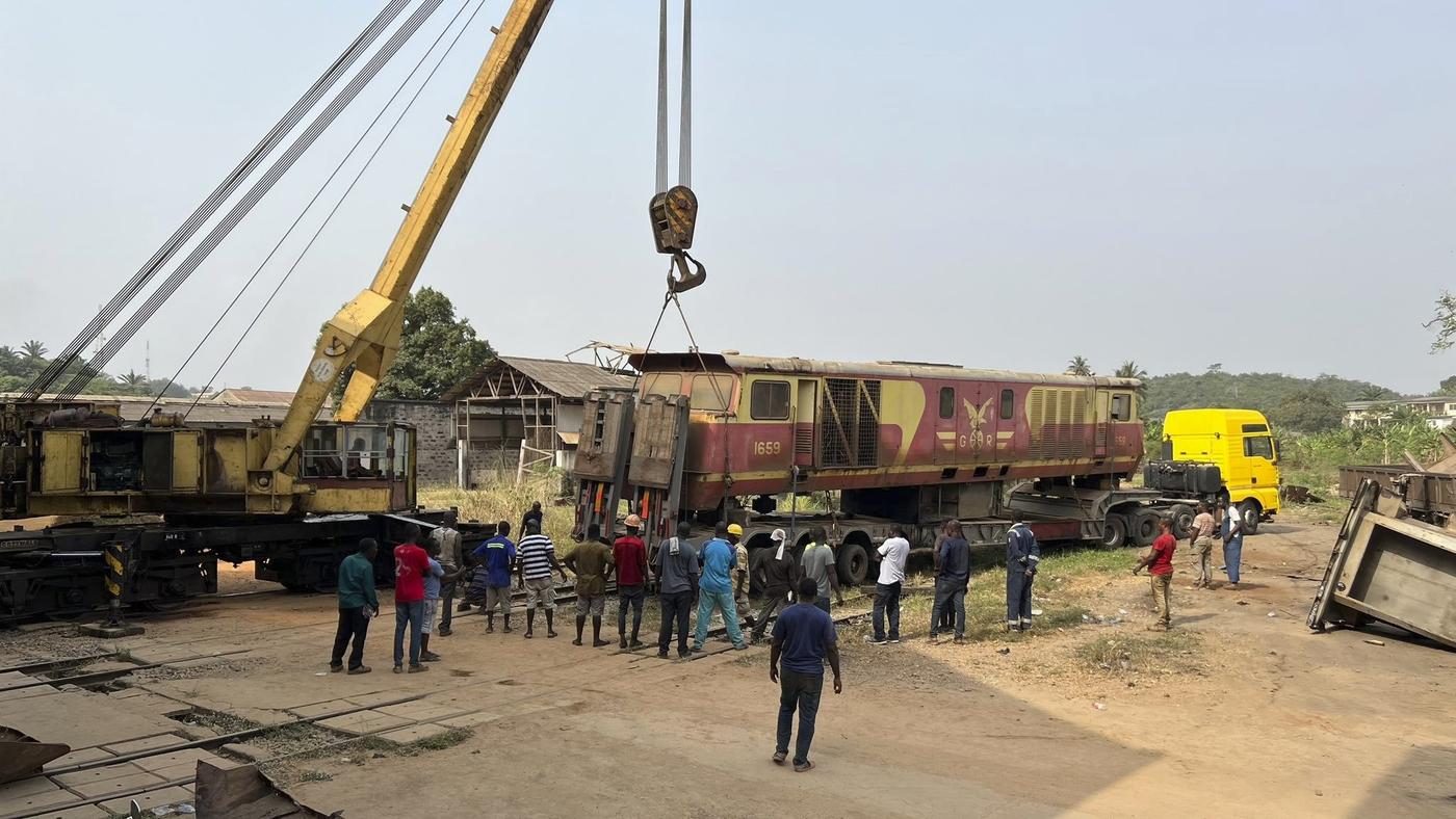 L'artiste ghanéen Ibrahim Mahama transforme des trains en salles de classe