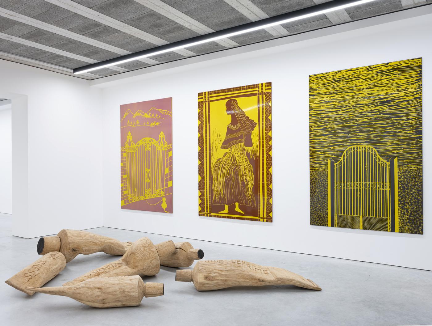 Vue d'exposition « The Missing Part » galerie Nosbaum Reding.
Au premier plan :
"The Doctor" (2011).
Au mur :
"Petit compagnon", "Danseuse dans la cour" et "L'Arrivée de ma fille" (2019).