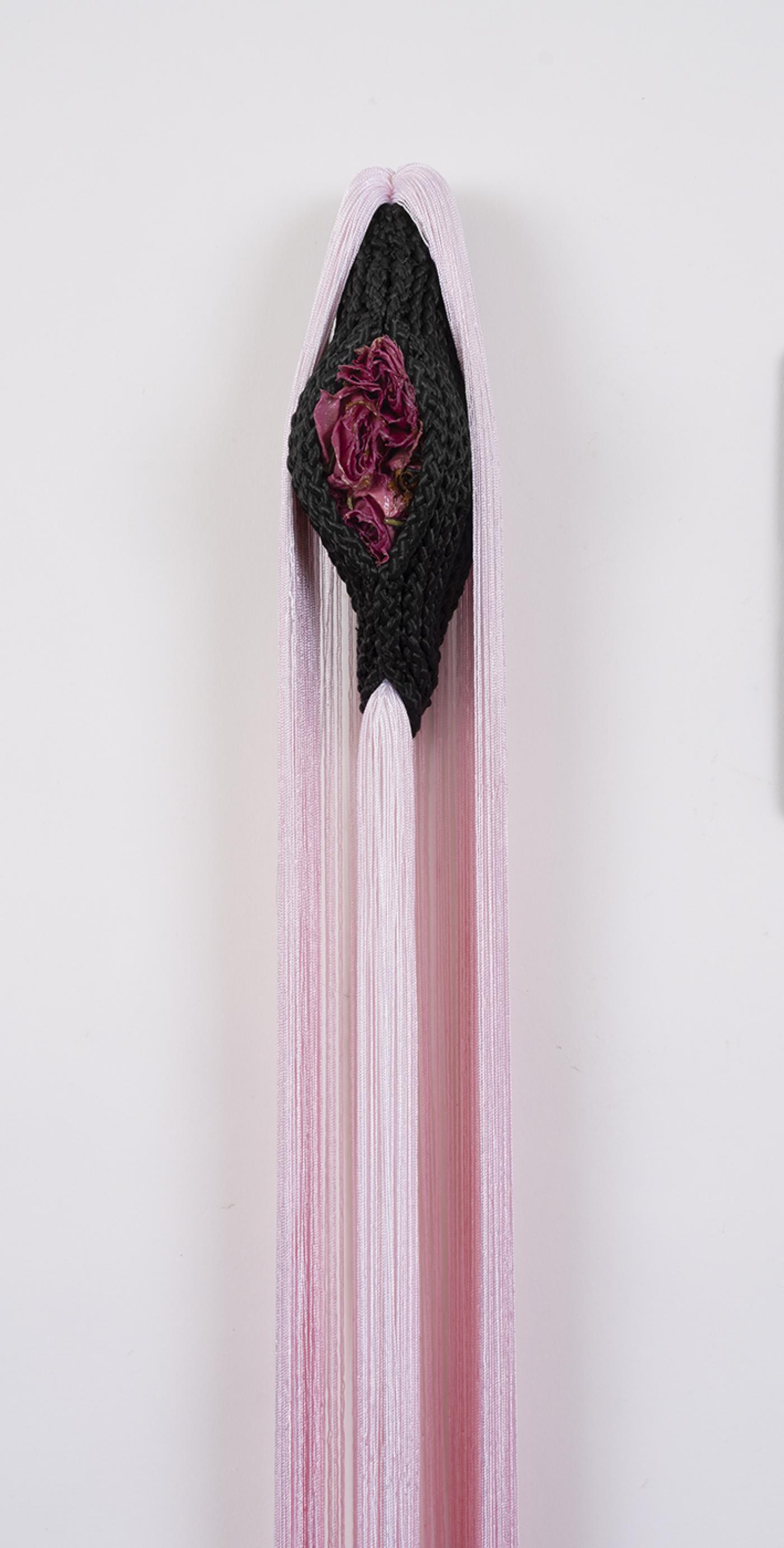 Jeanne Vicérial, "Sex Voto : flores ", 2022, textile, drisses, fils en dégradé, roses vernies, 92 x 7 x 7 cm.