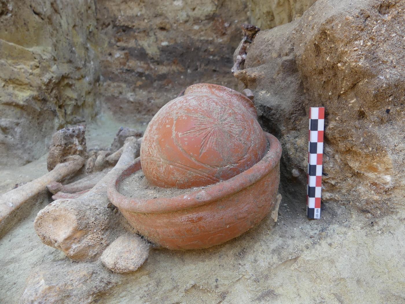 Céramiques déposées dans la sépulture 1062 de la fouille de Port-Royal.