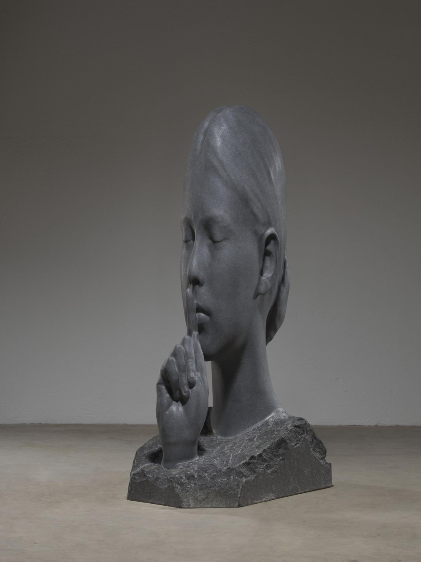 Jaume Plensa, "Flora Silence", 2022, granit noir, 185 x 71 x 96 cm.