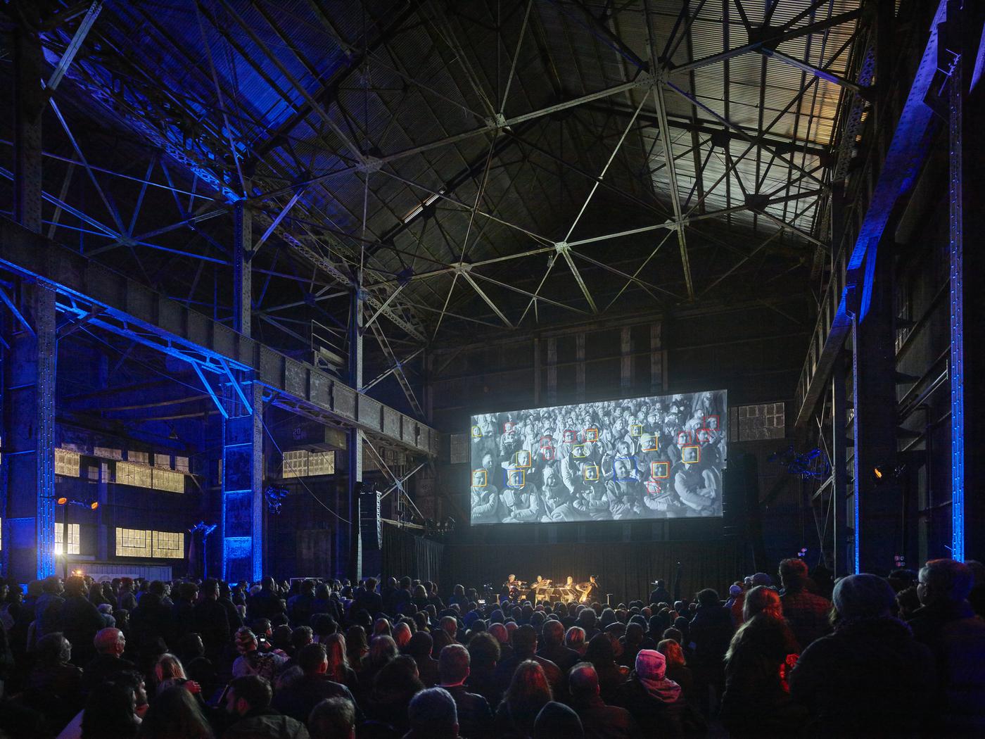 Trevor Paglen, Sight Machine, Performance au Pier 70 à San Francisco le 14 janvier 2017.