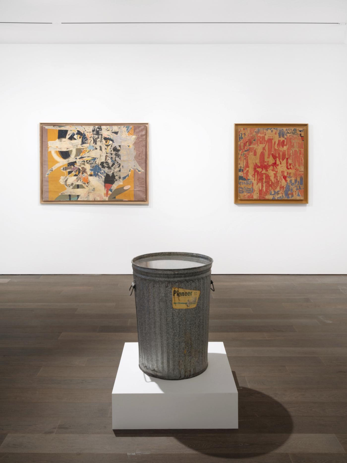 Vue de l'exposition « Upcycling », galerie Vallois.
Au premier plan : Arman, "Garbage New York", 1969.
Au mur : Raymond Hains, "Sans Titre no. 19", 1962 et Jacques Villeglé, « Rue Neuve-Saint Pierre », 1962.