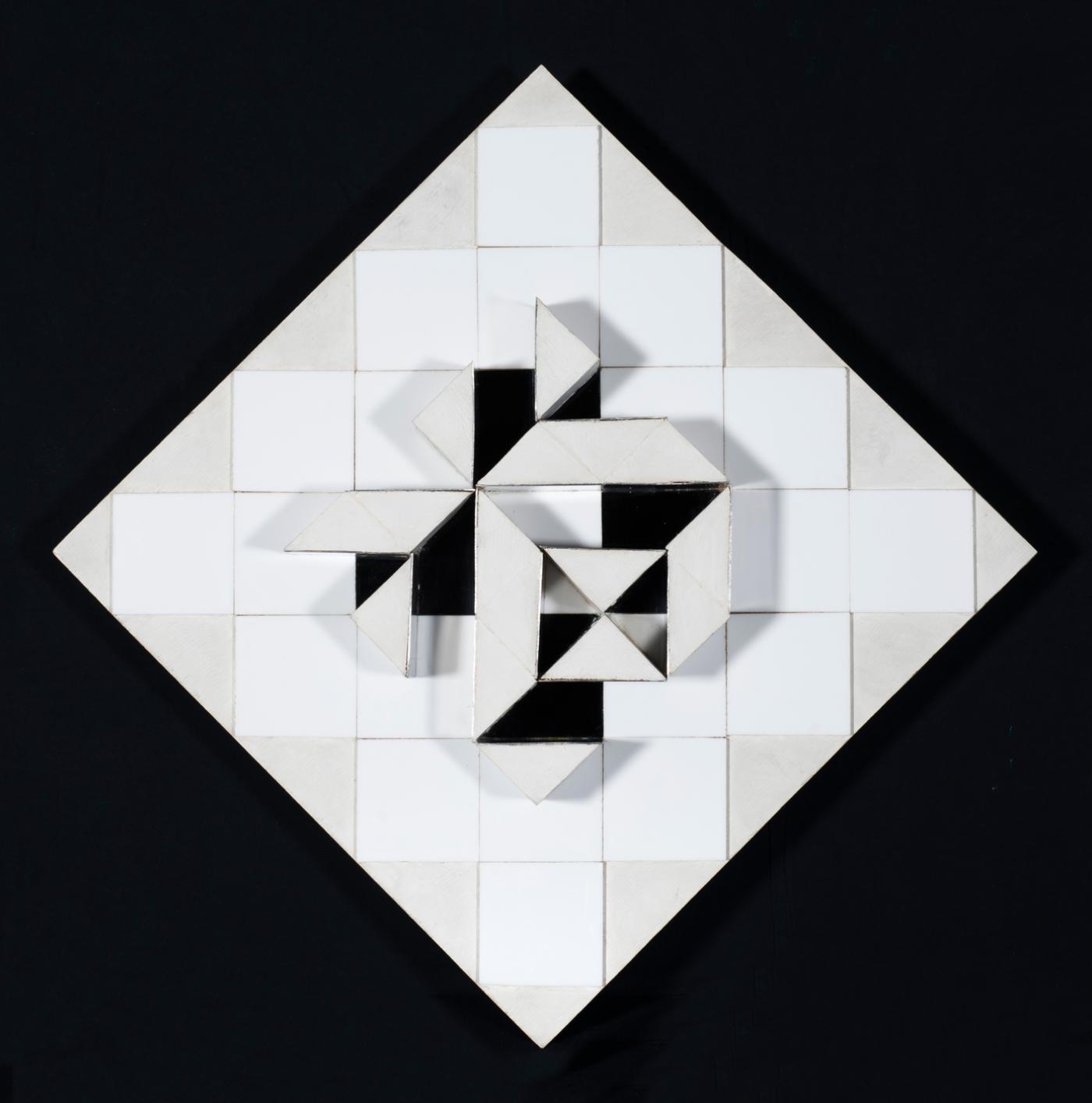 Mary Martin, "Permutation on White and Black", vers 1966, acier, bois peint, sur plexiglas et bois, 48 x 48 x 10 cm.
Ward Moretti.