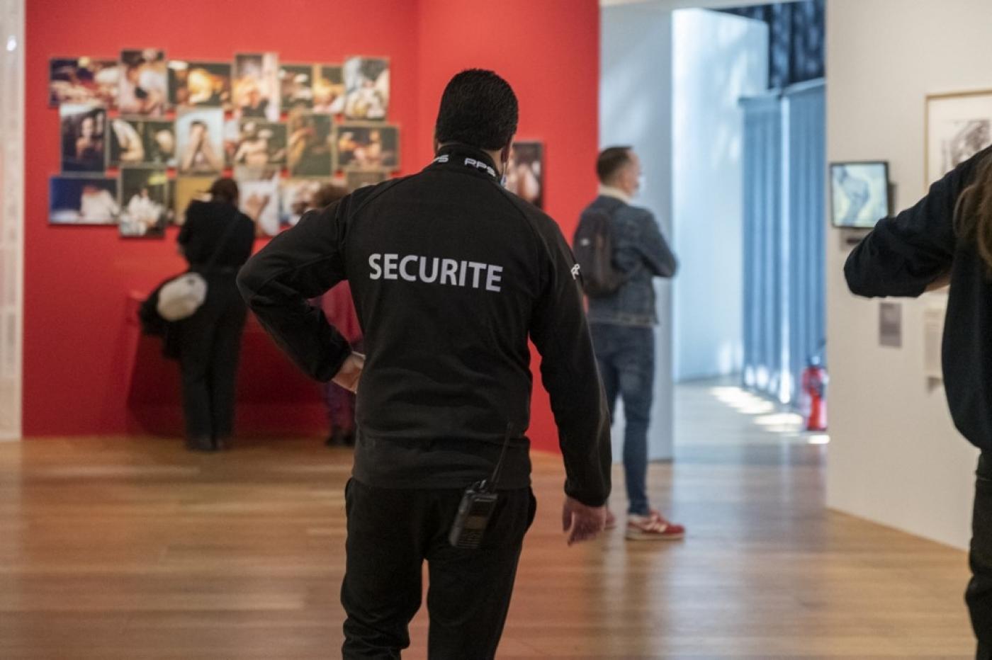 Un agent d’accueil au MUCEM à Marseille.