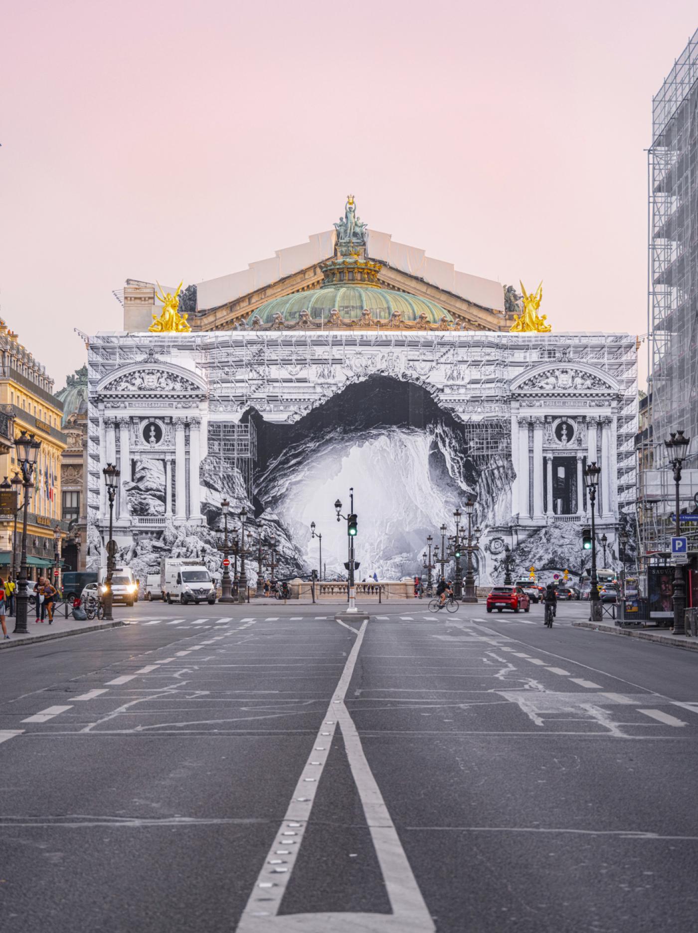 L’allégorie de JR habille l’Opéra Garnier 