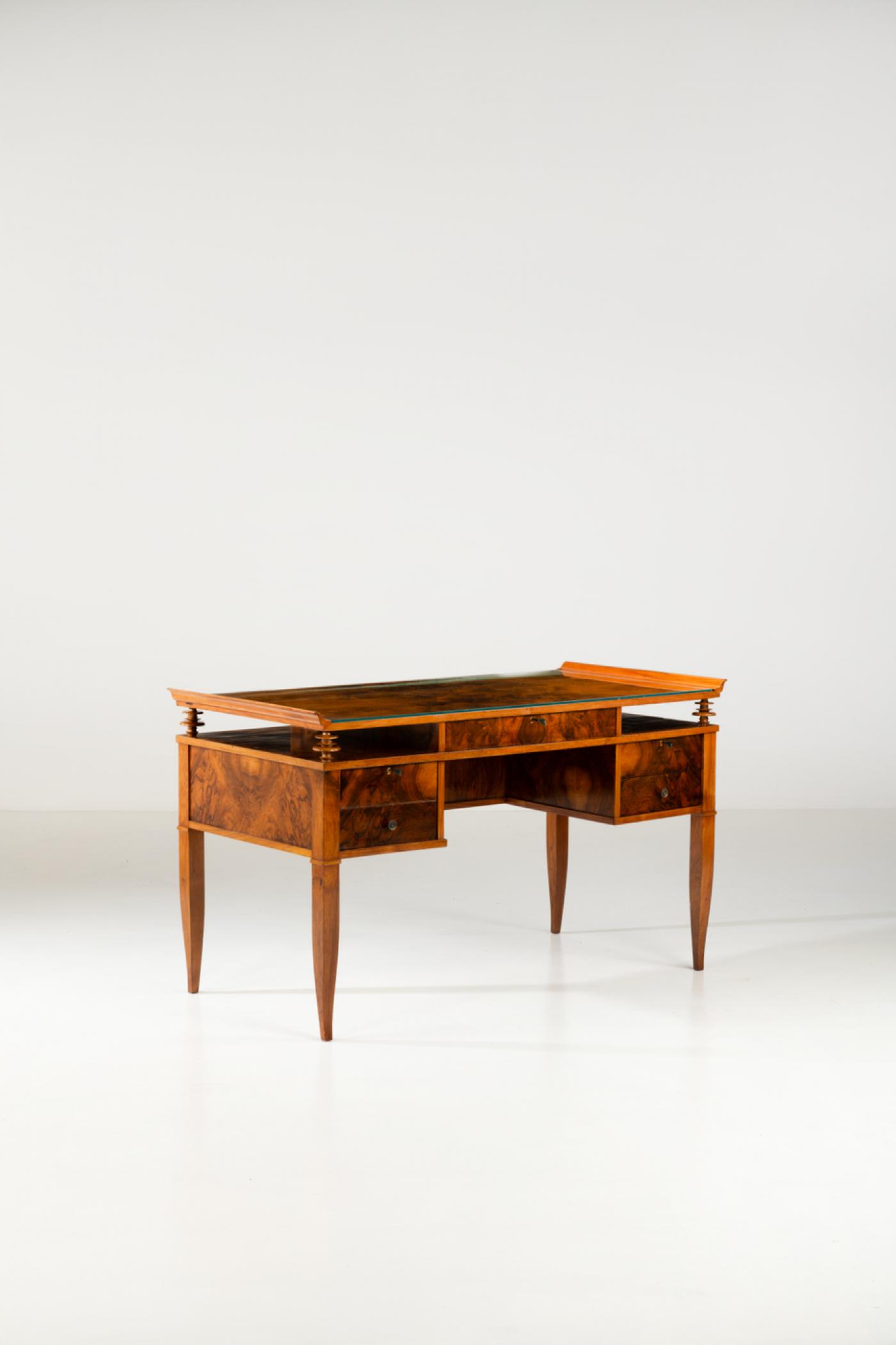 Gio Ponti et Tomaso Buzzi, "Il Labirinto", bureau, vers 1935, noyer, placage de noyer et ronce de noyer,
laiton et verre, 86 x 146 x 70 cm.
Estimation : 18 000 - 25 000 euros.
Piasa "Design italien", le 19 octobre.