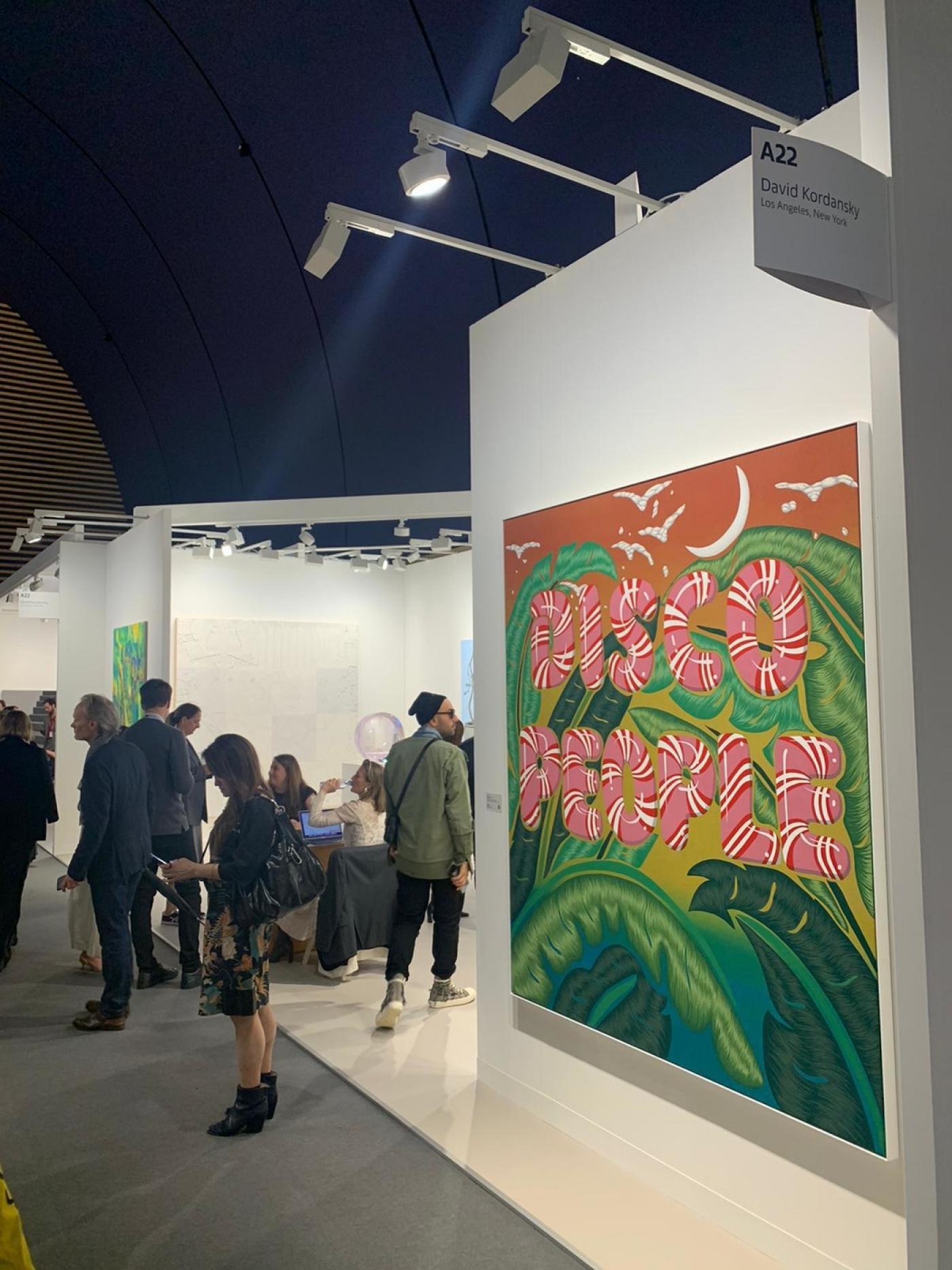 Paris+ par Art Basel 2023, vue du stand de la galerie David Kordansky.
Lucy Bull, "14:05", 2023, huile sur lin, 200,7 x 137,2 cm.