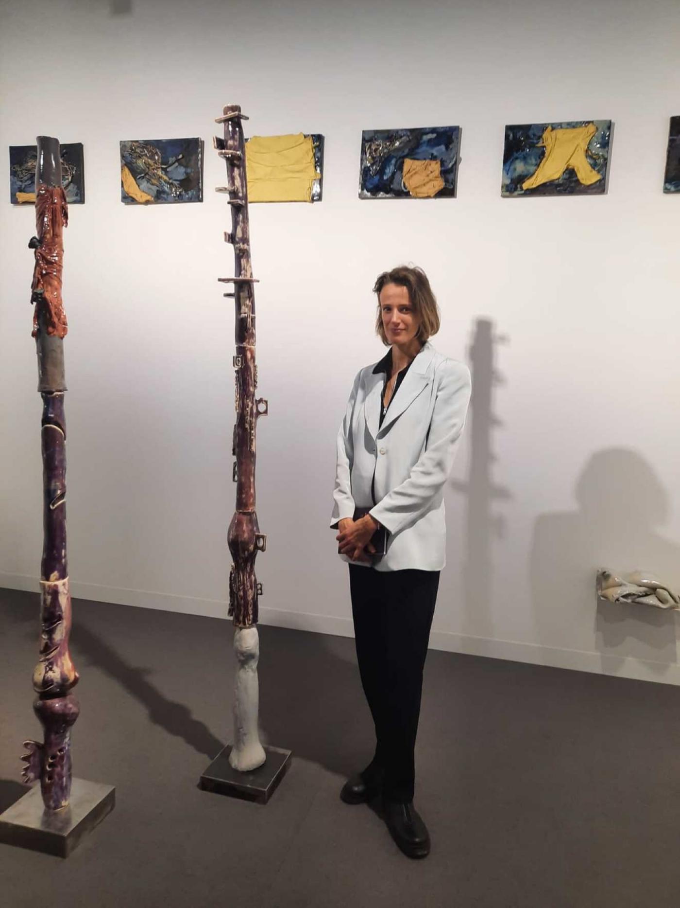 Paris+ par Art Basel 2023, l'artiste Charlotte Dualé sur le stand de la galerie Parliament.
