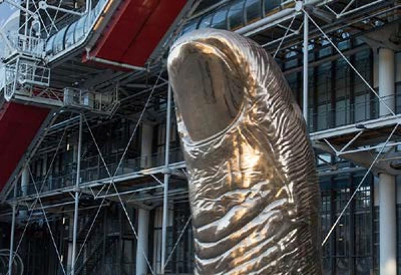 César lève son pouce devant Beaubourg