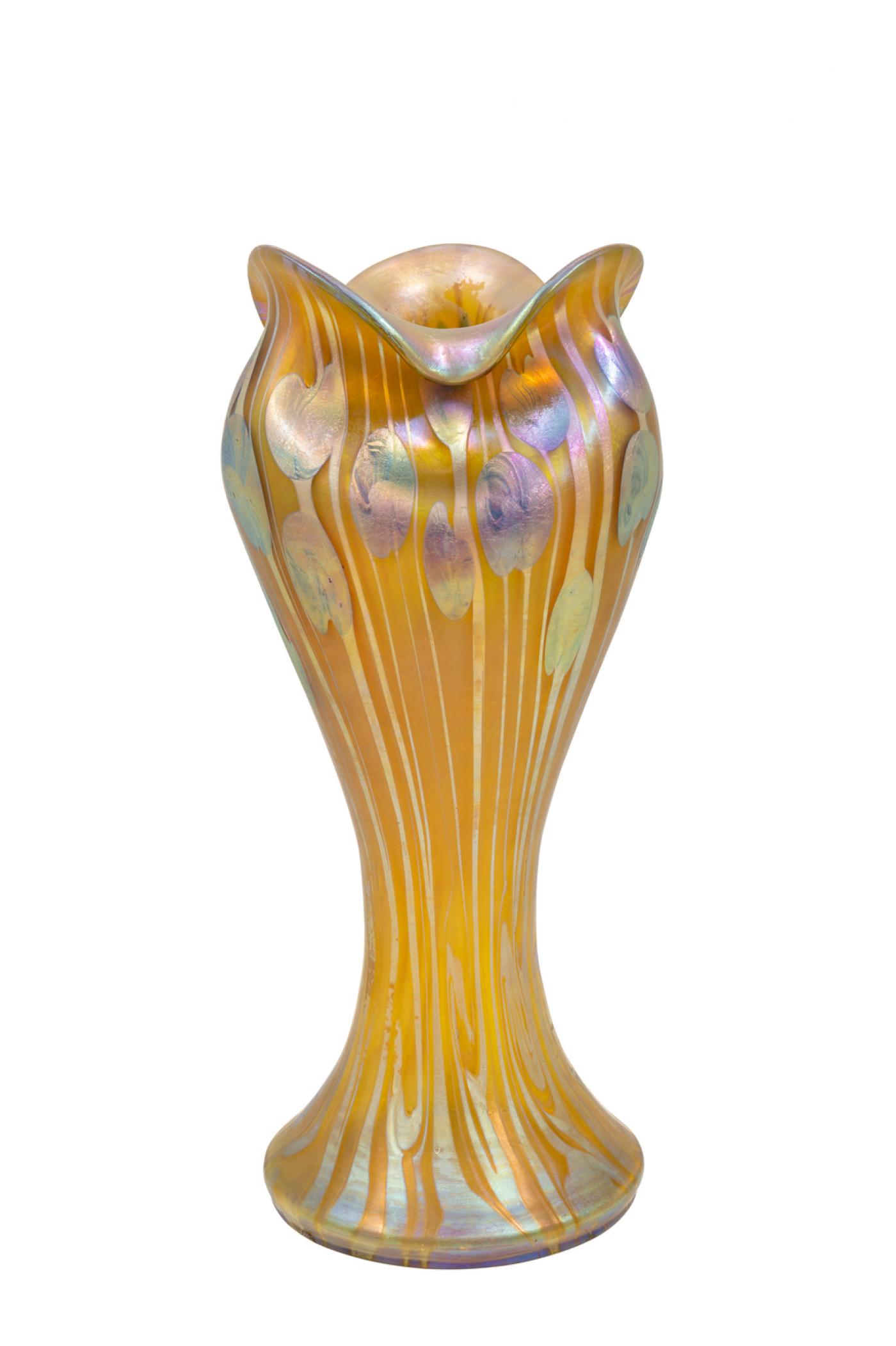 Johann Loetz Witwe, Klostermühle, Bohême, vers 1901, verre soufflé irisé, hauteur 31 cm.
Florian Kolhammer.