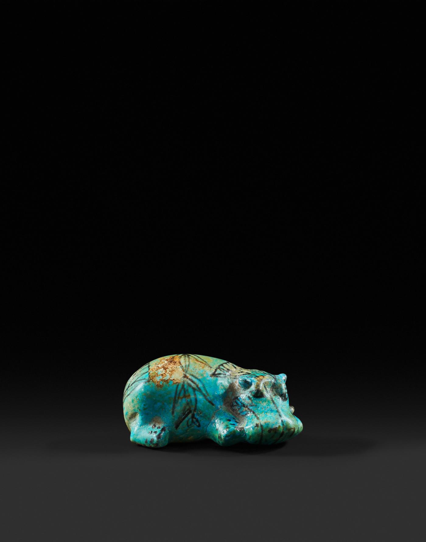 "Hippopotame couché", Égypte Moyen Empire, 2040-1782 avant J.-C., fayence bleu-vert avec détails peint en noir, 4 x 9 cm.
Galerie Eberwein.