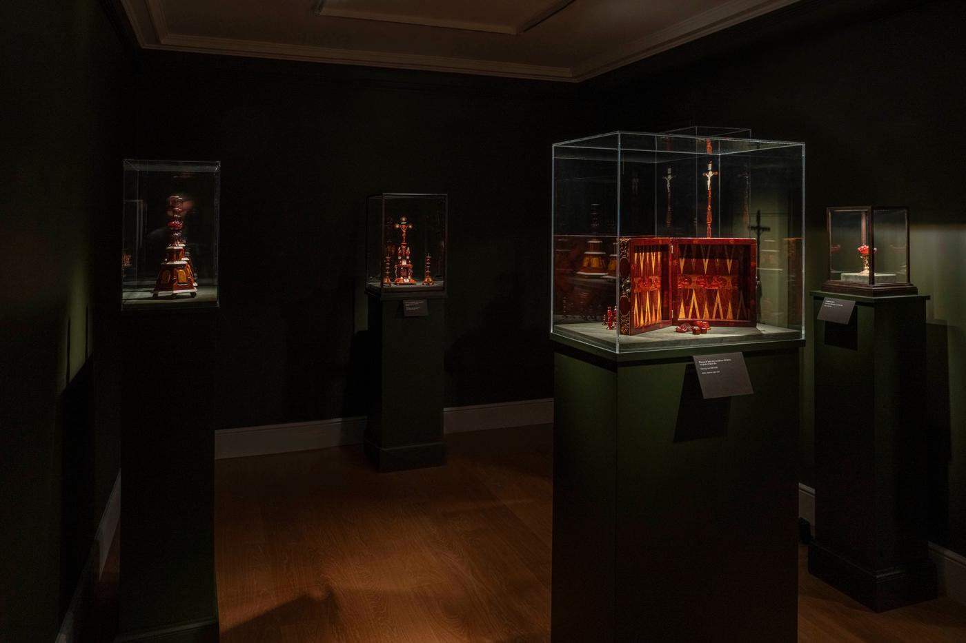 Vue de l'exposition "Ambre Trésors de la Mer Baltique Du XVIe au XVIIIe siècle" scénographiée par René Bouchara à la galerie Laura Kugel