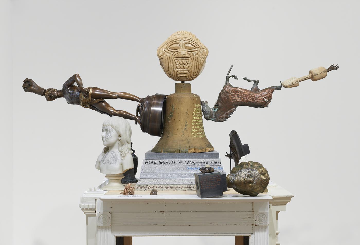 Michael Rakowitz, "American Golem", 2022, antiquités trouvées, sculpture en papier mâché, granit, bois, base en métal, 231,1 x 232,4 x 160 cm.
Vue d'exposition "Michael Rakowitz:
The Monument, The Monster, and The Maquette", Jane Lombard Gallery, septembre - octobre  2023.