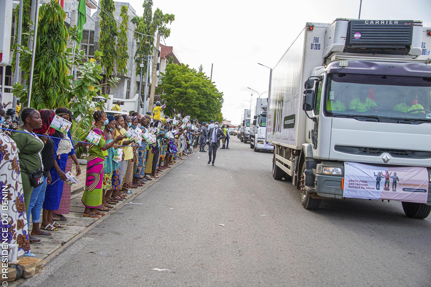 Cérémonie pour l’arrivée des œuvres restituées au Bénin à Cotonou le 10 novembre 2021.